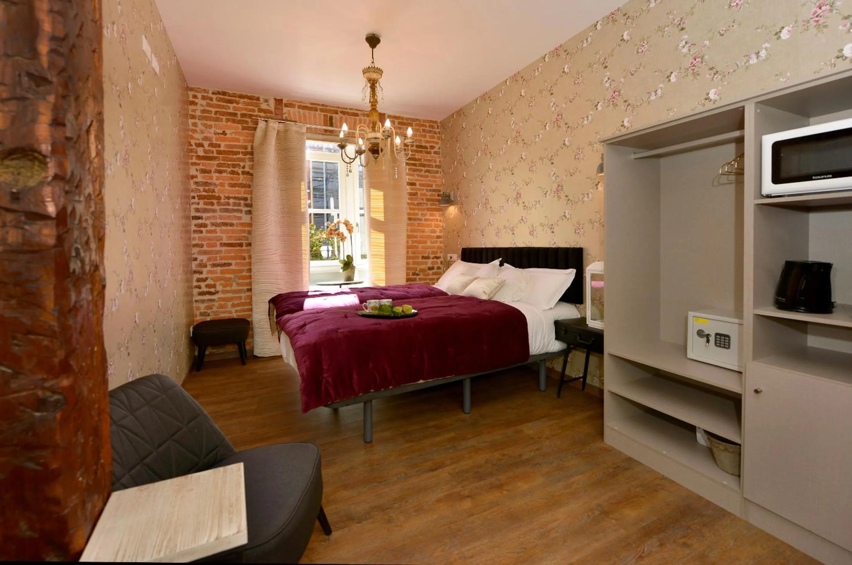 Photo of the whole room, Bed in Center Suite Santander