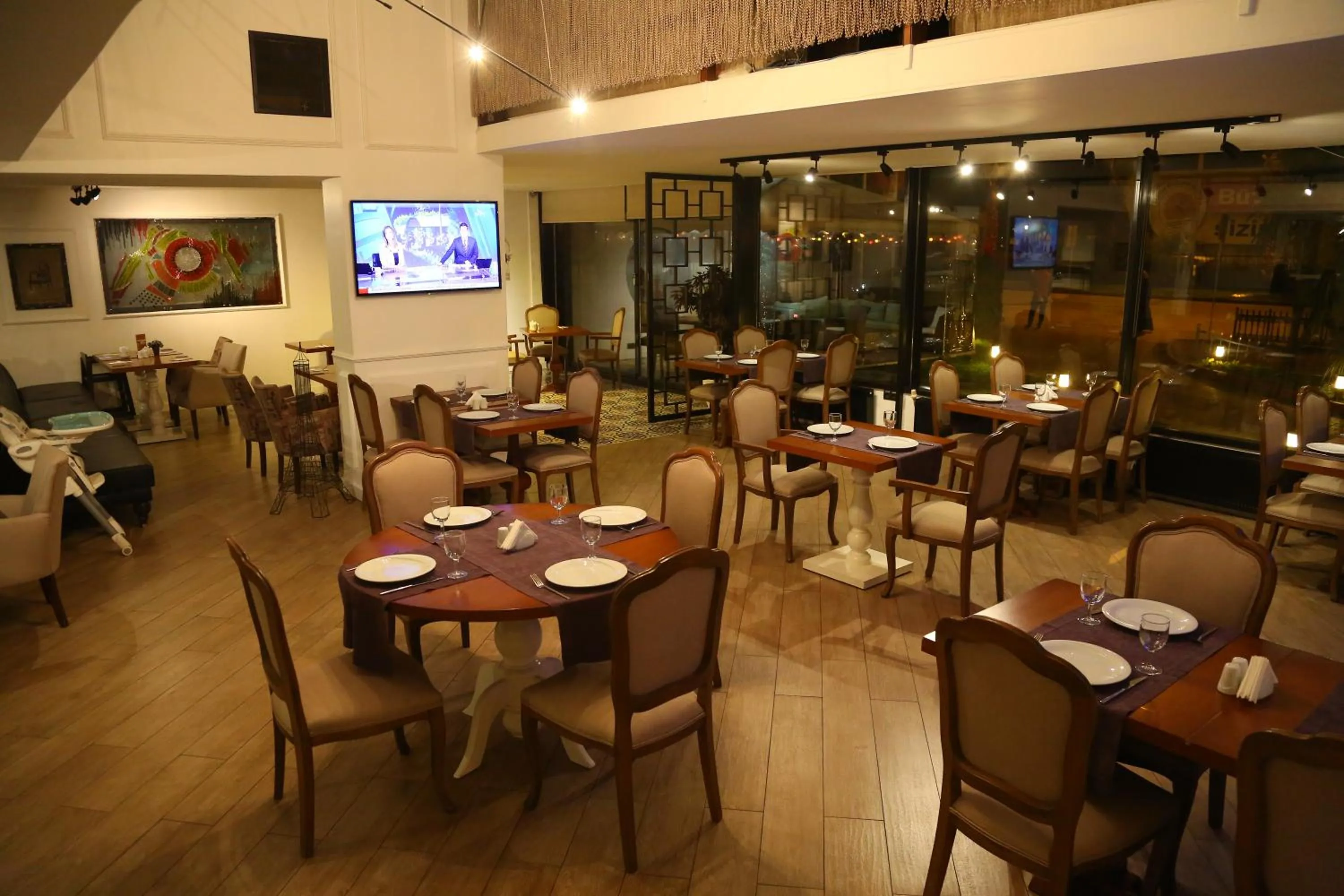 Restaurant/places to eat in North Point Hotel