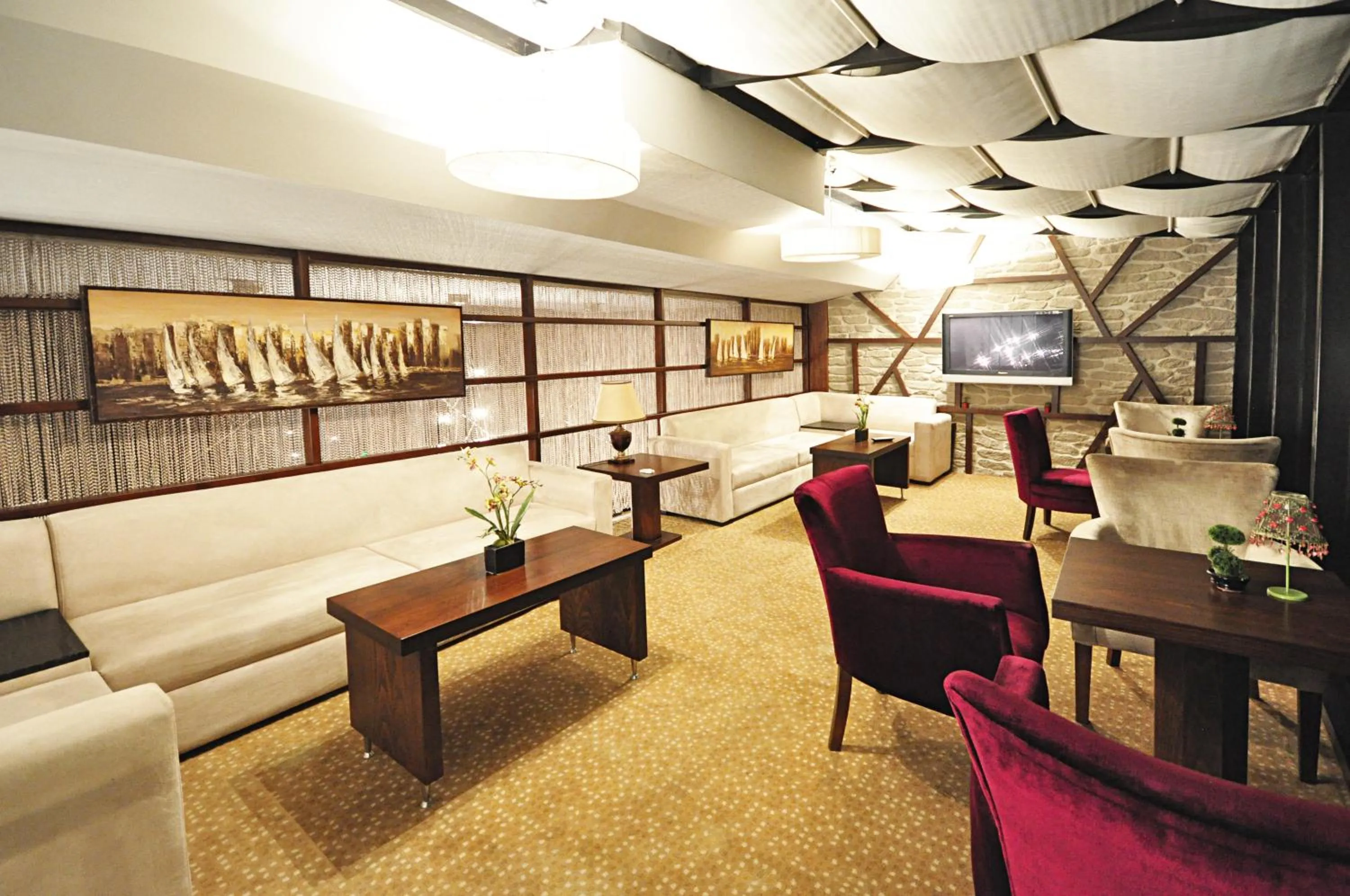 Lounge or bar in North Point Hotel