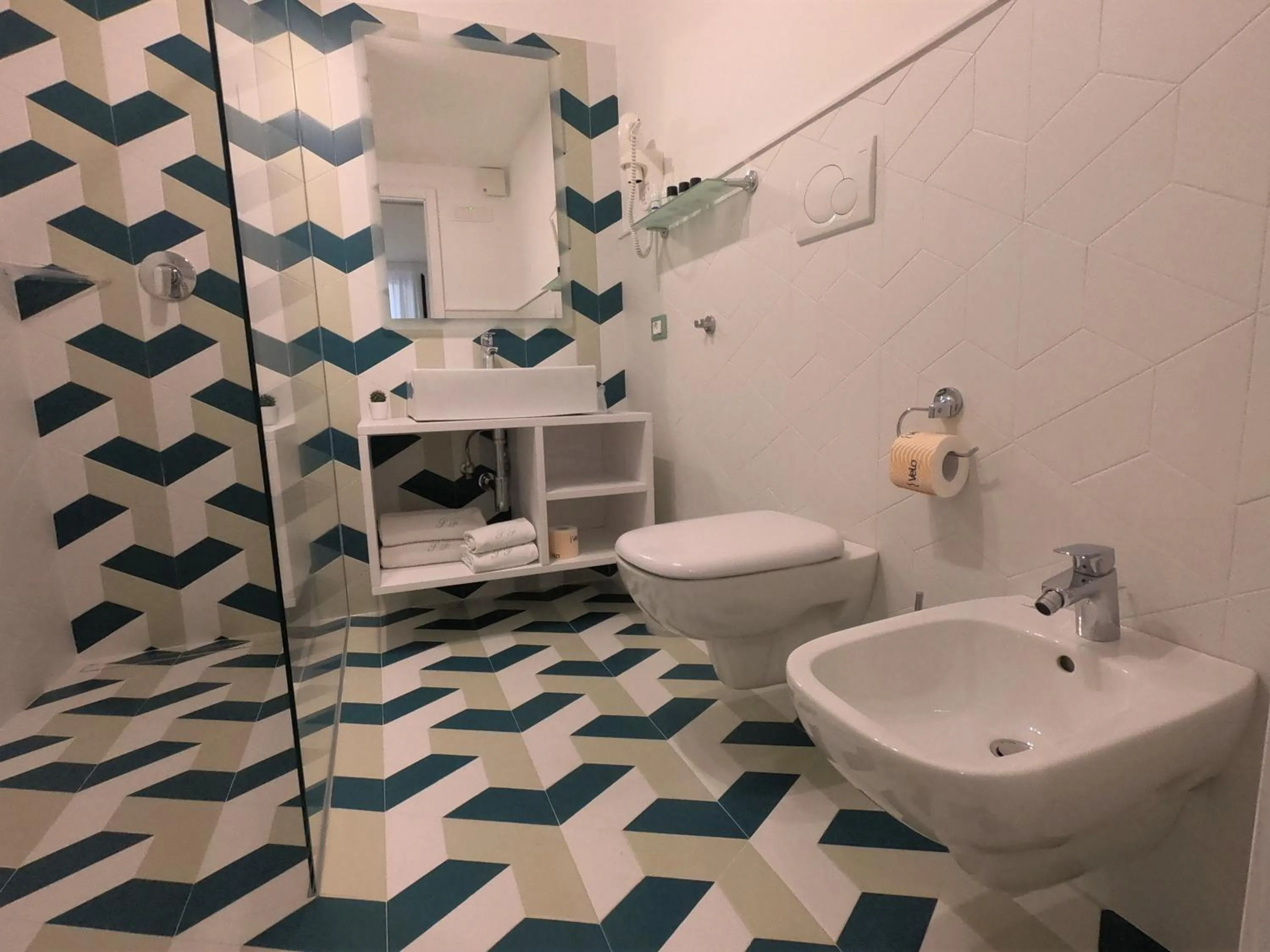 Shower in Sorrento Flats