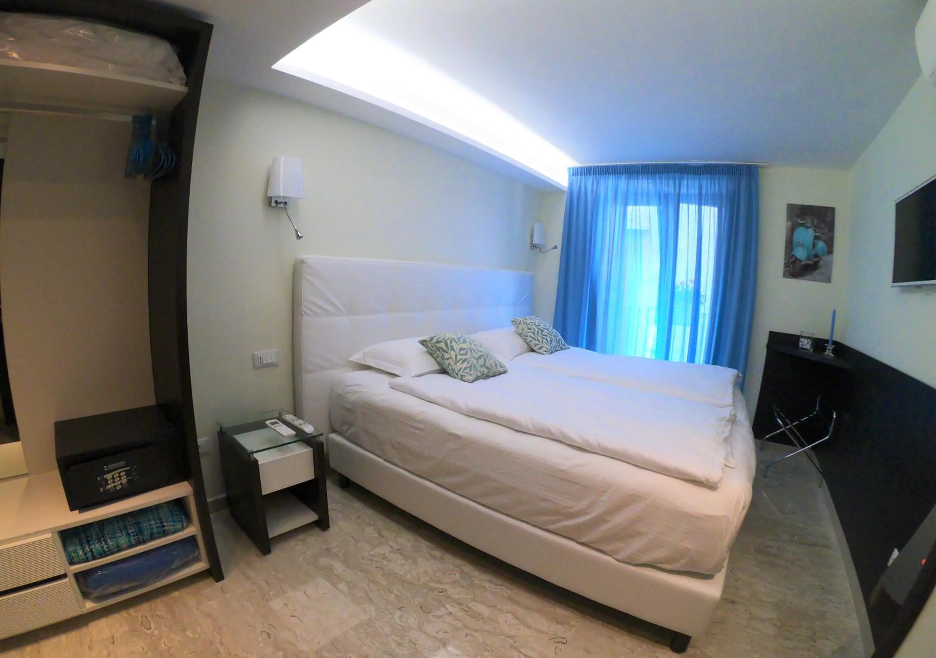 Photo of the whole room, Bed in Sorrento Flats