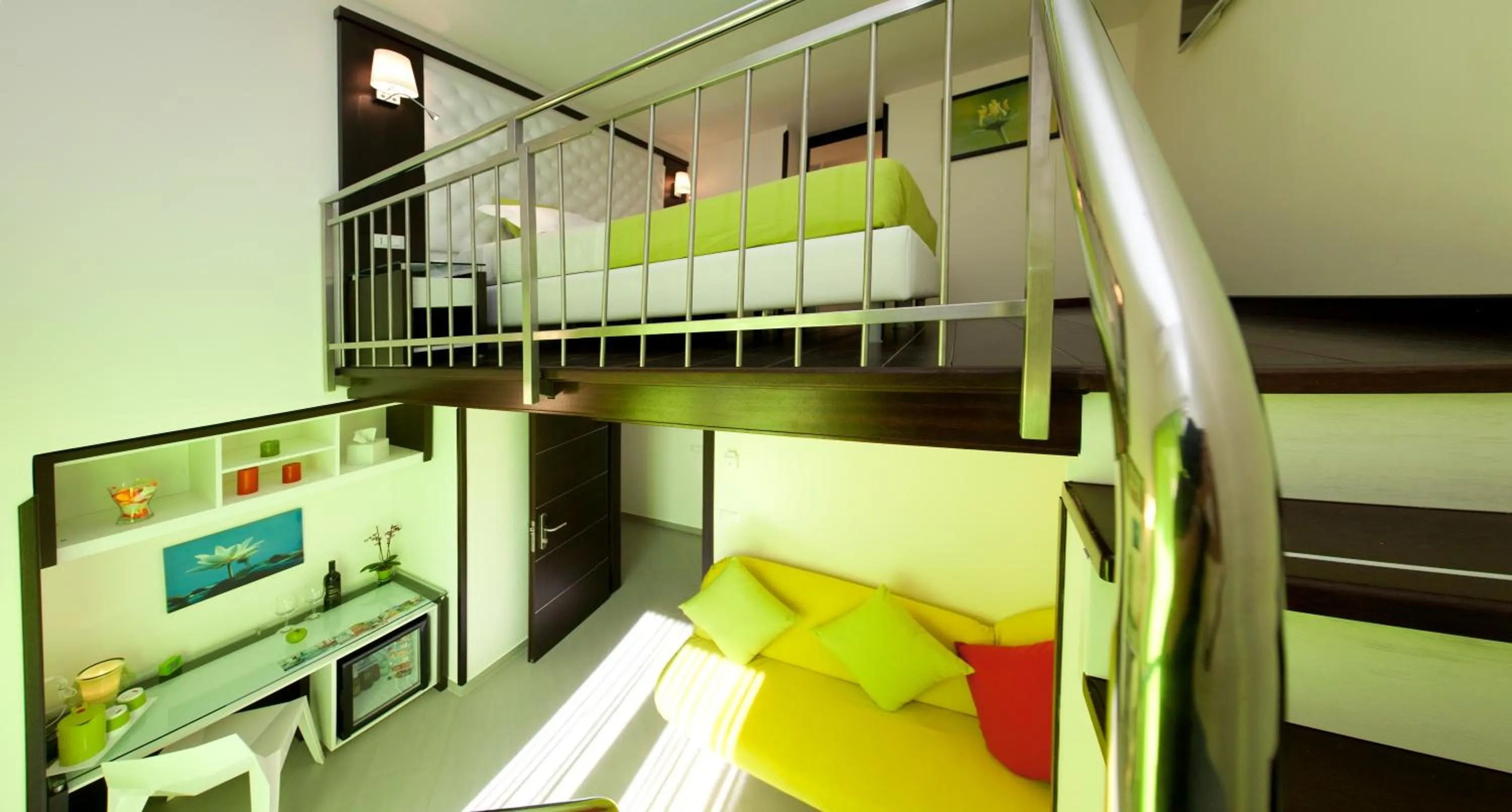 Living room, Bed in Sorrento Flats