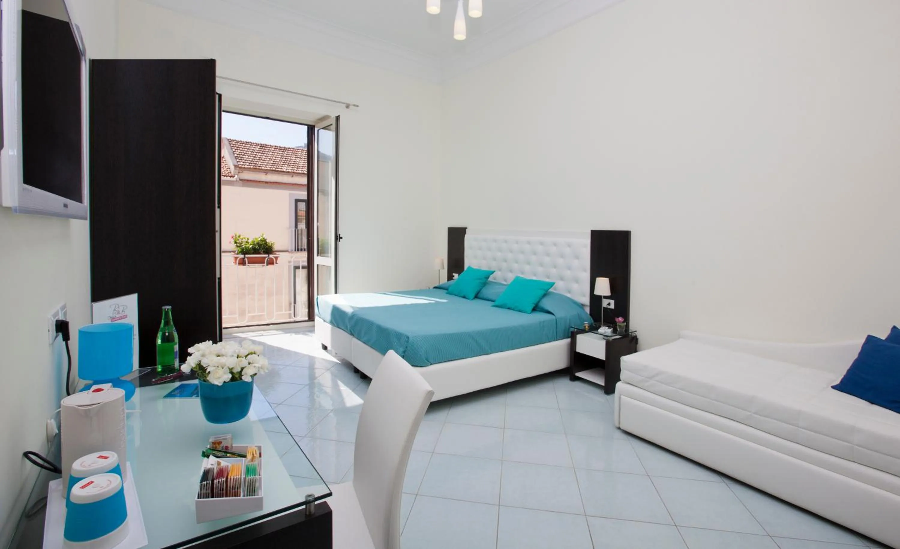 Photo of the whole room, Bed in Sorrento Flats