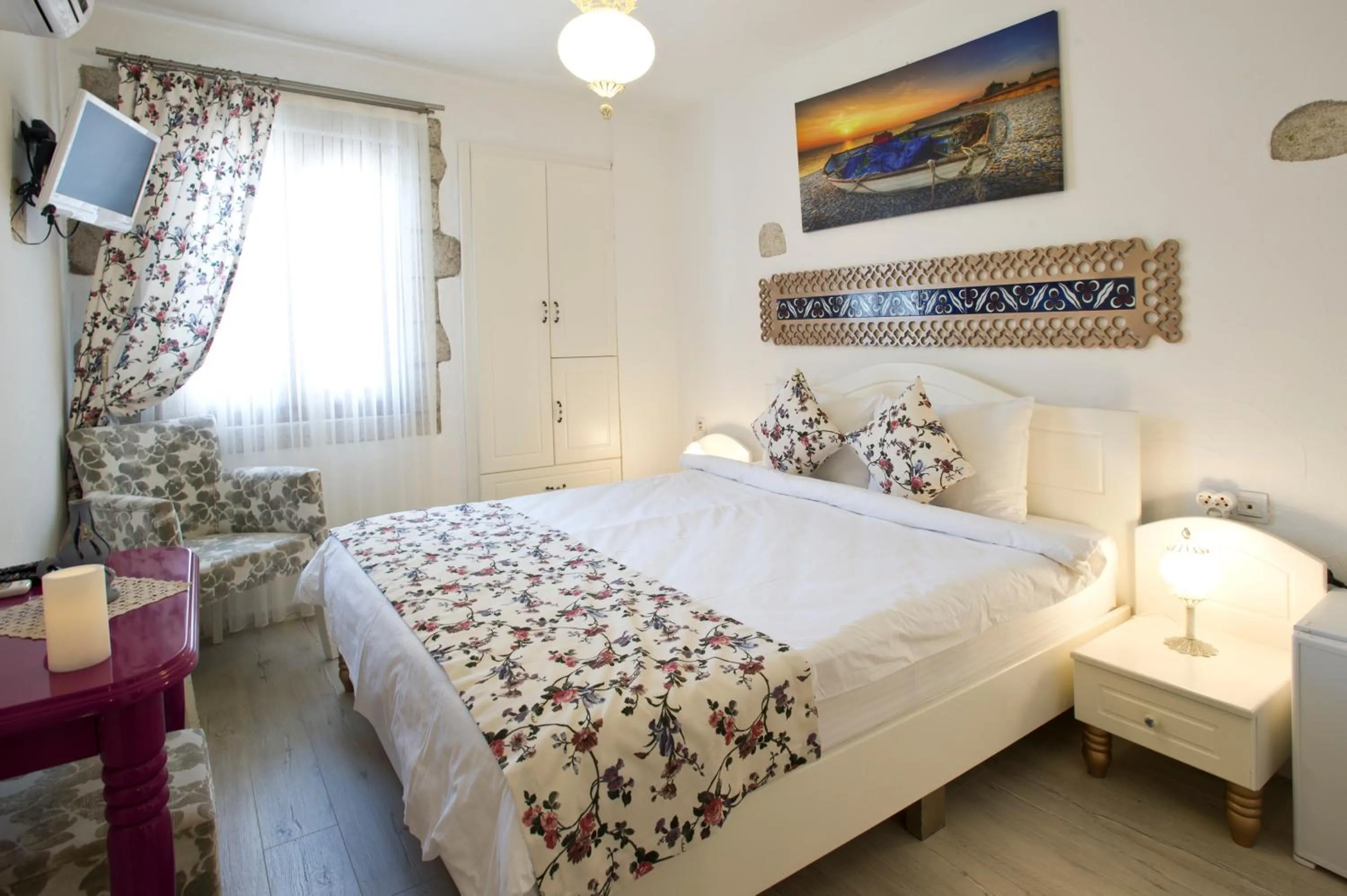 Photo of the whole room, Bed in Lodos Hotel