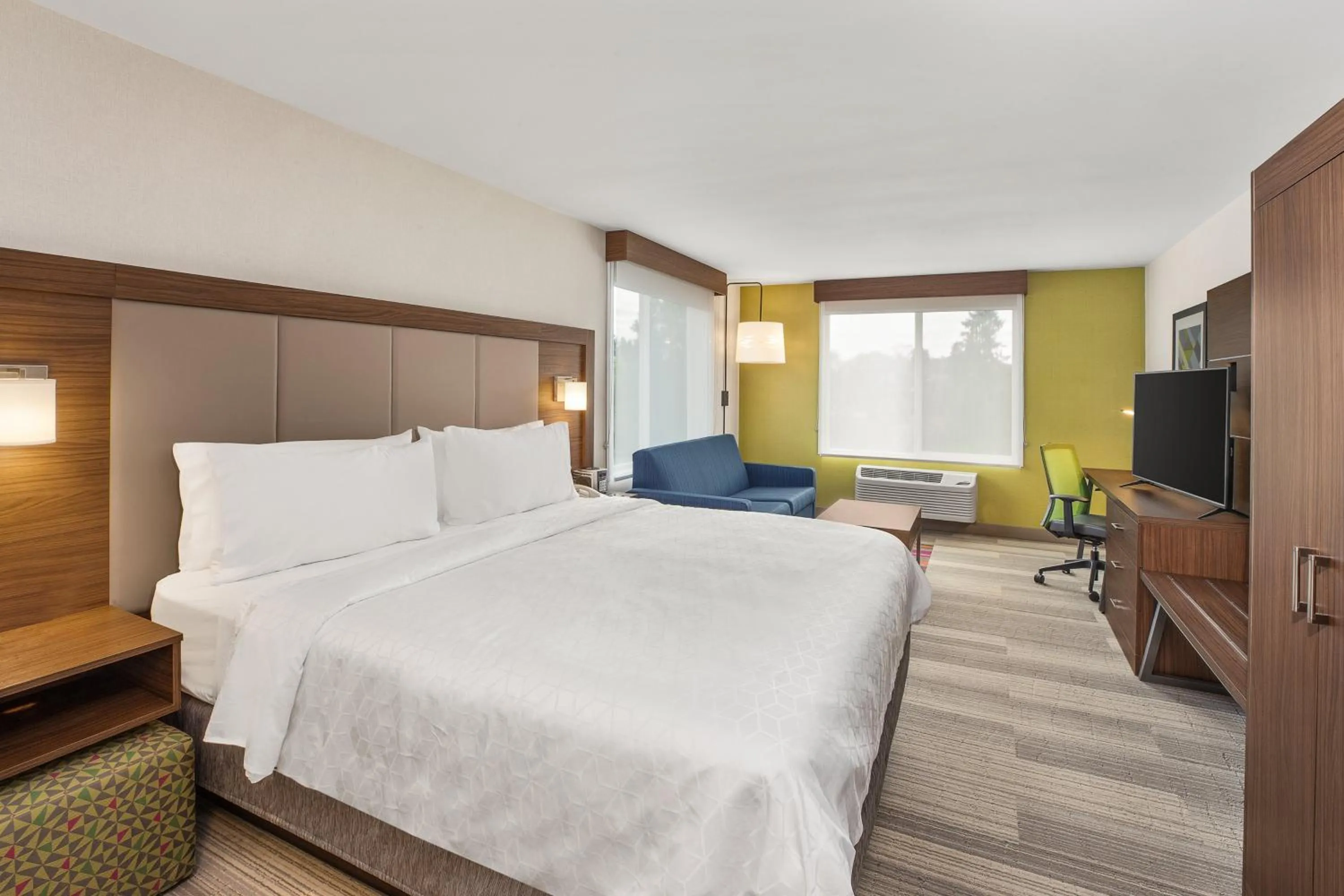 Photo of the whole room, Bed in Holiday Inn Express & Suites Tacoma by IHG