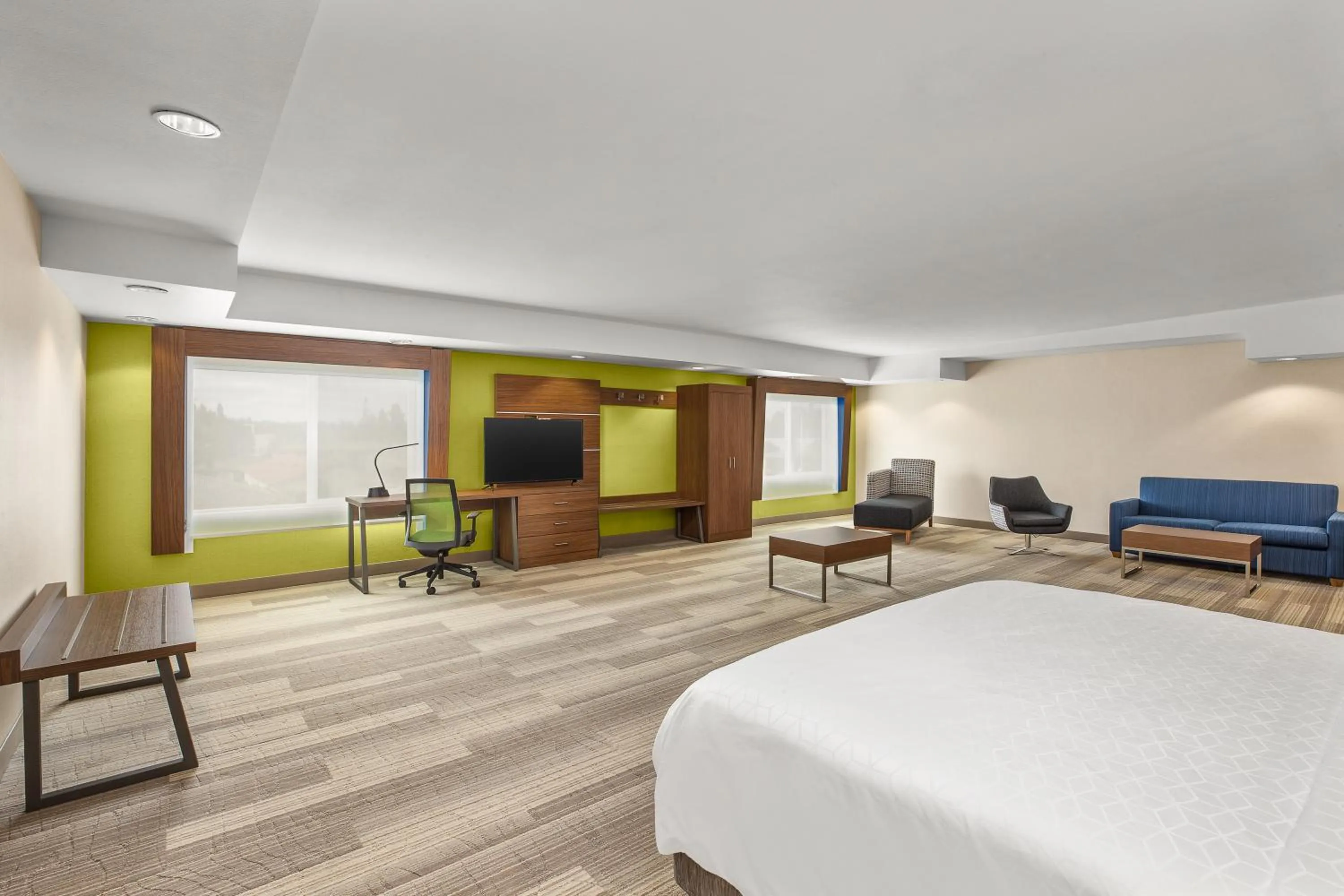 Photo of the whole room, Bed in Holiday Inn Express & Suites Tacoma by IHG