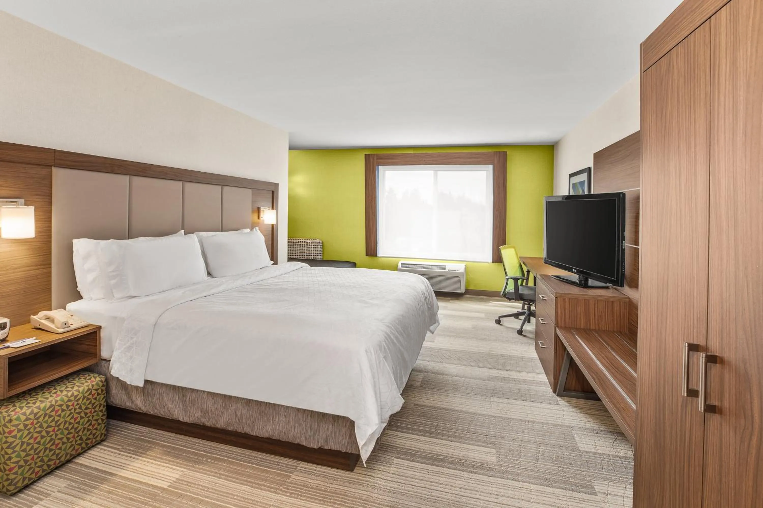 Photo of the whole room, Bed in Holiday Inn Express & Suites Tacoma by IHG