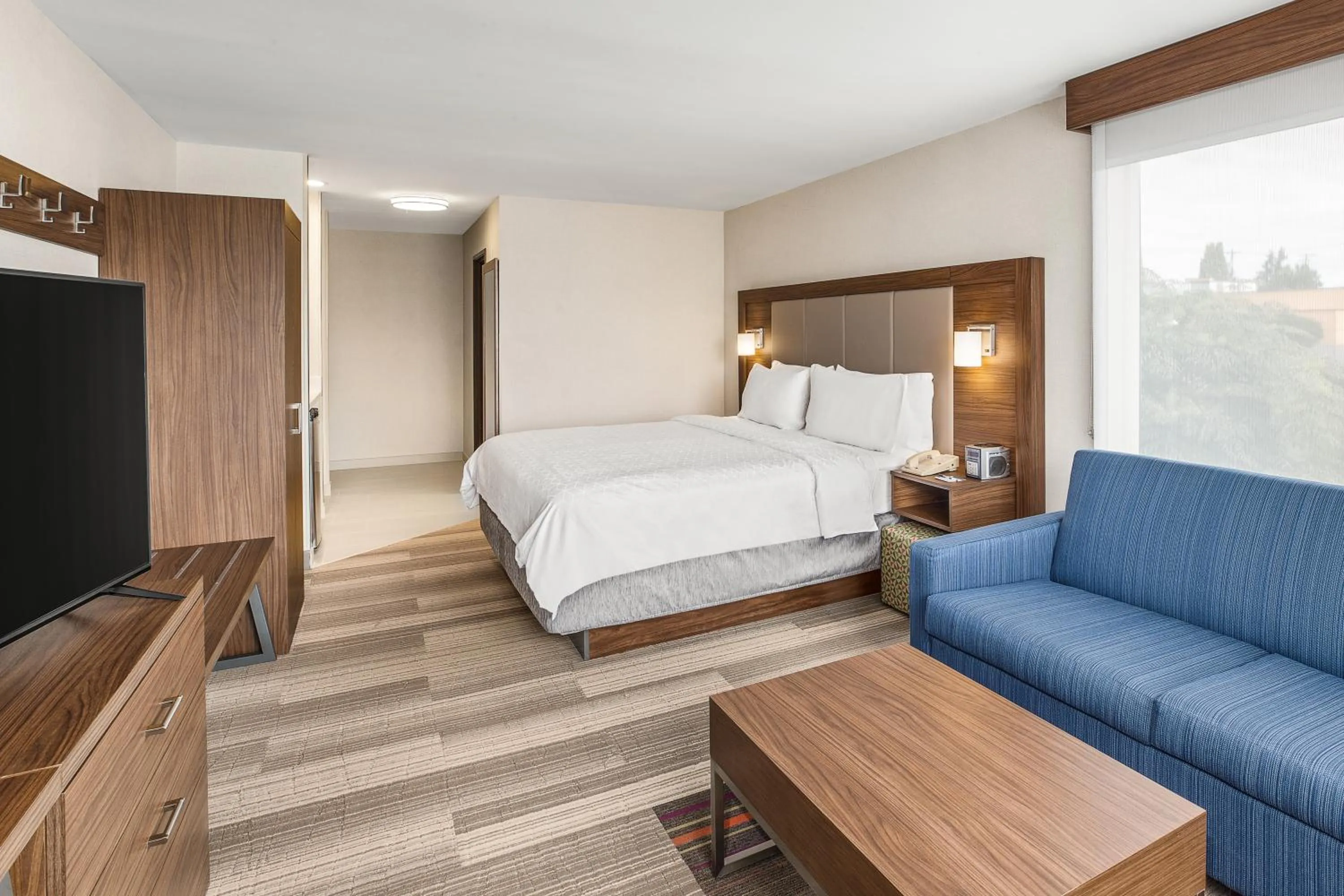 Photo of the whole room, Bed in Holiday Inn Express & Suites Tacoma by IHG