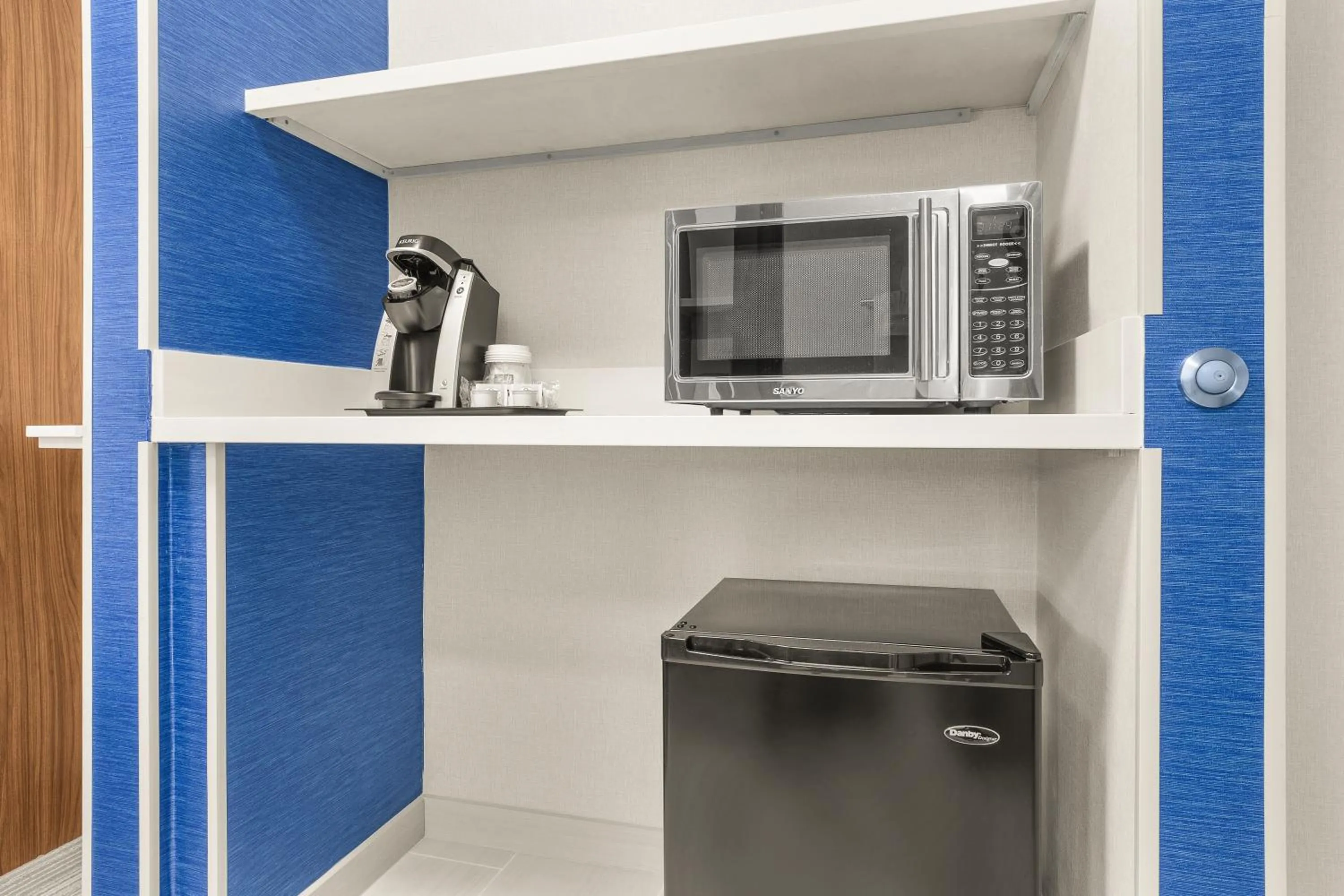 Kitchen or kitchenette in Holiday Inn Express & Suites Tacoma by IHG