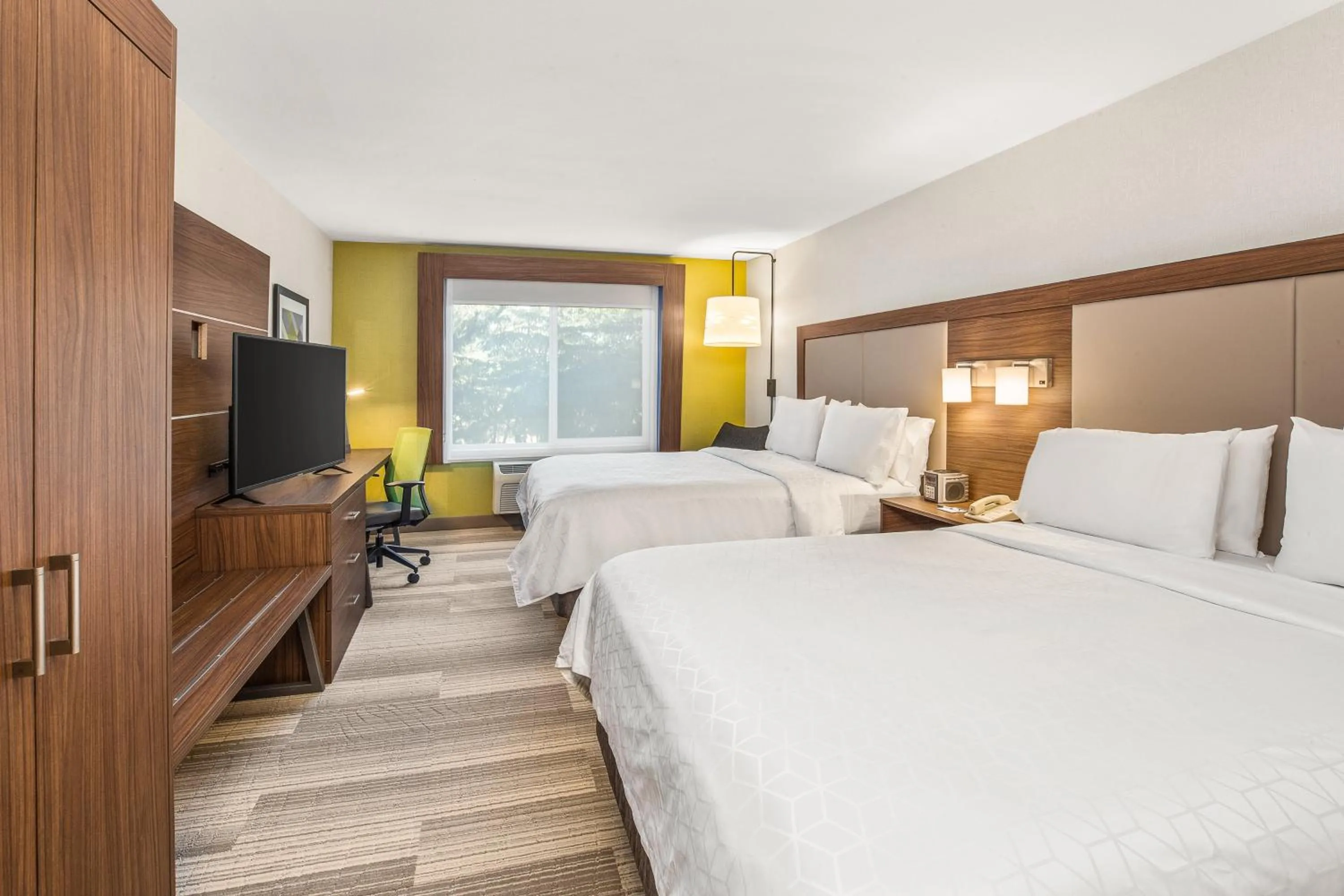 Photo of the whole room, Bed in Holiday Inn Express & Suites Tacoma by IHG