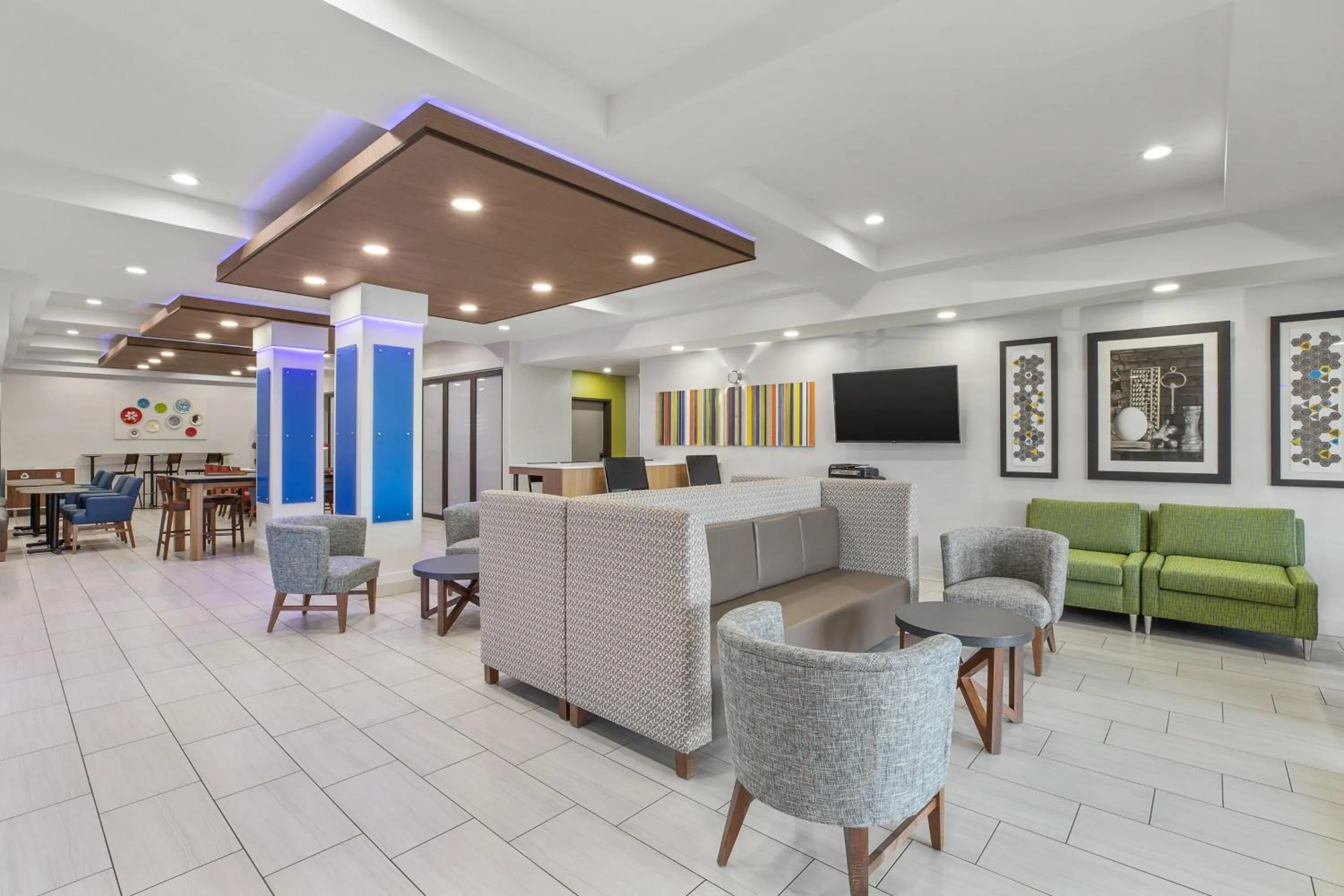 Property building in Holiday Inn Express & Suites Tacoma by IHG