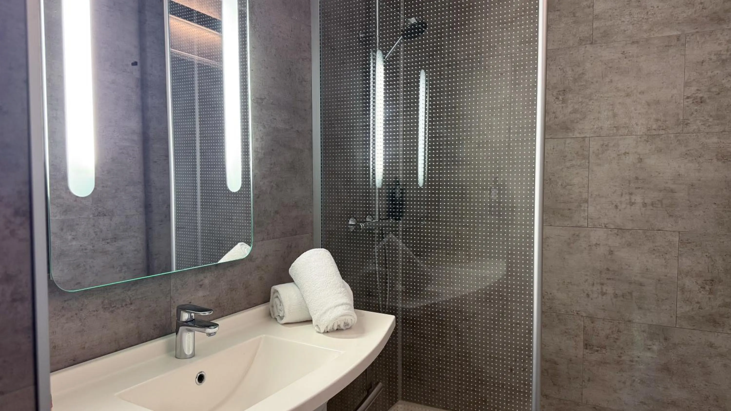 Bathroom in Ibis Alès Centre Ville