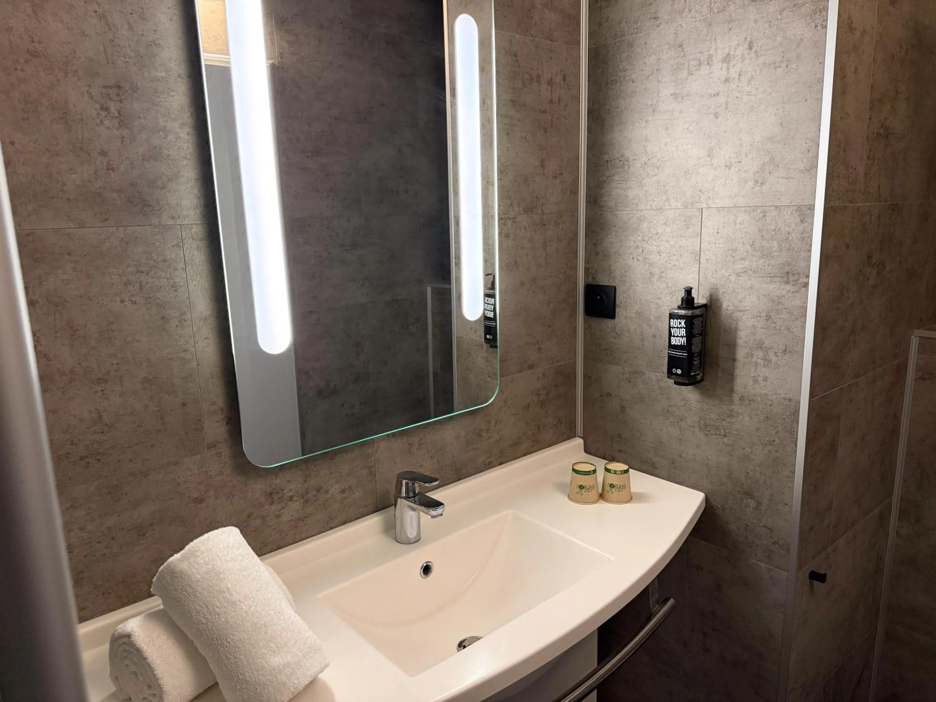 Bathroom in Ibis Alès Centre Ville