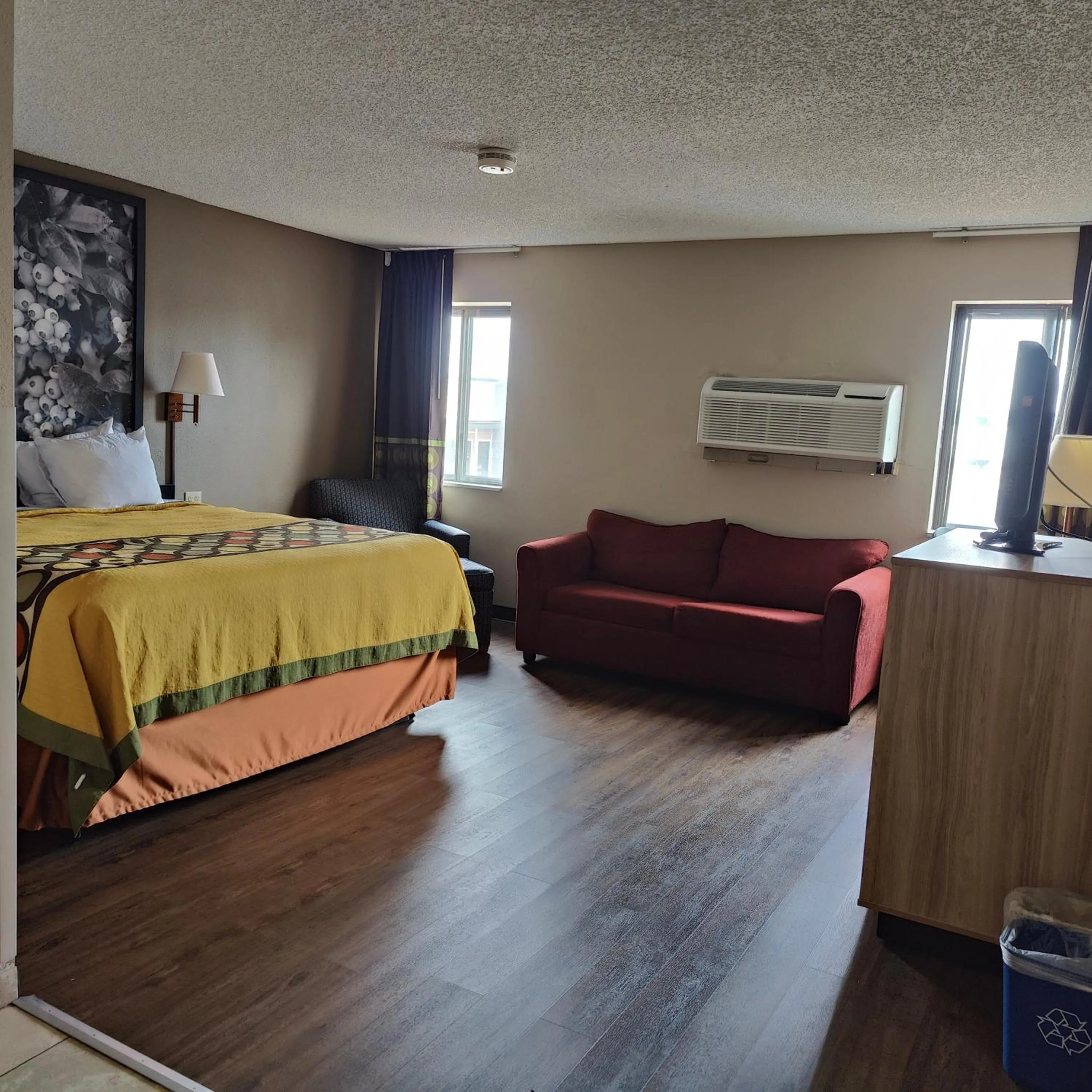 Photo of the whole room, Bed in Super 8 by Wyndham Allentown Kutztown Area
