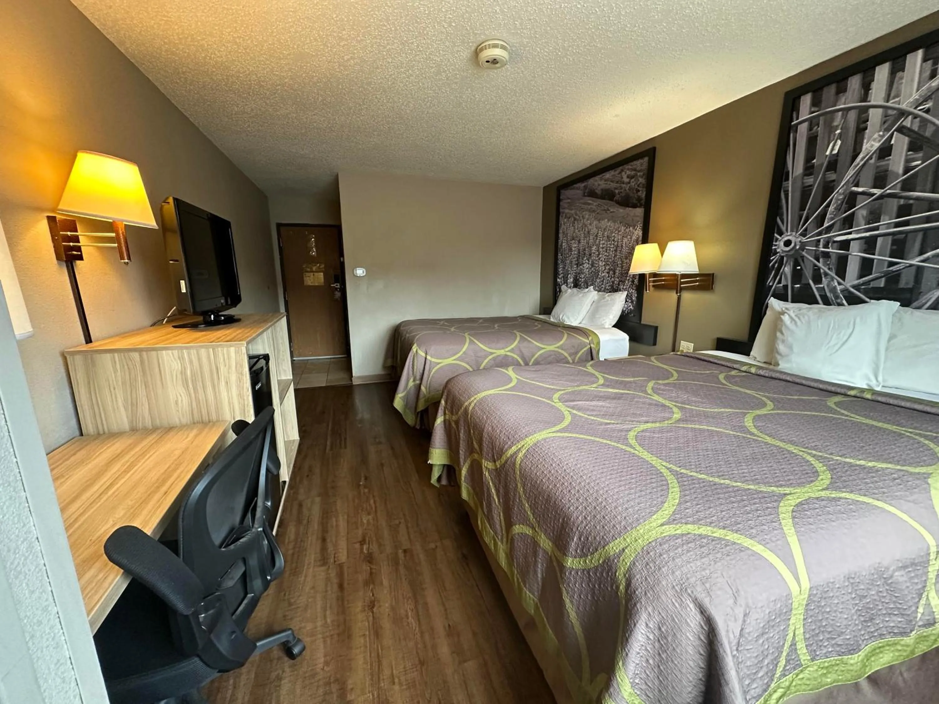 Bedroom, Bed in Super 8 by Wyndham Allentown Kutztown Area