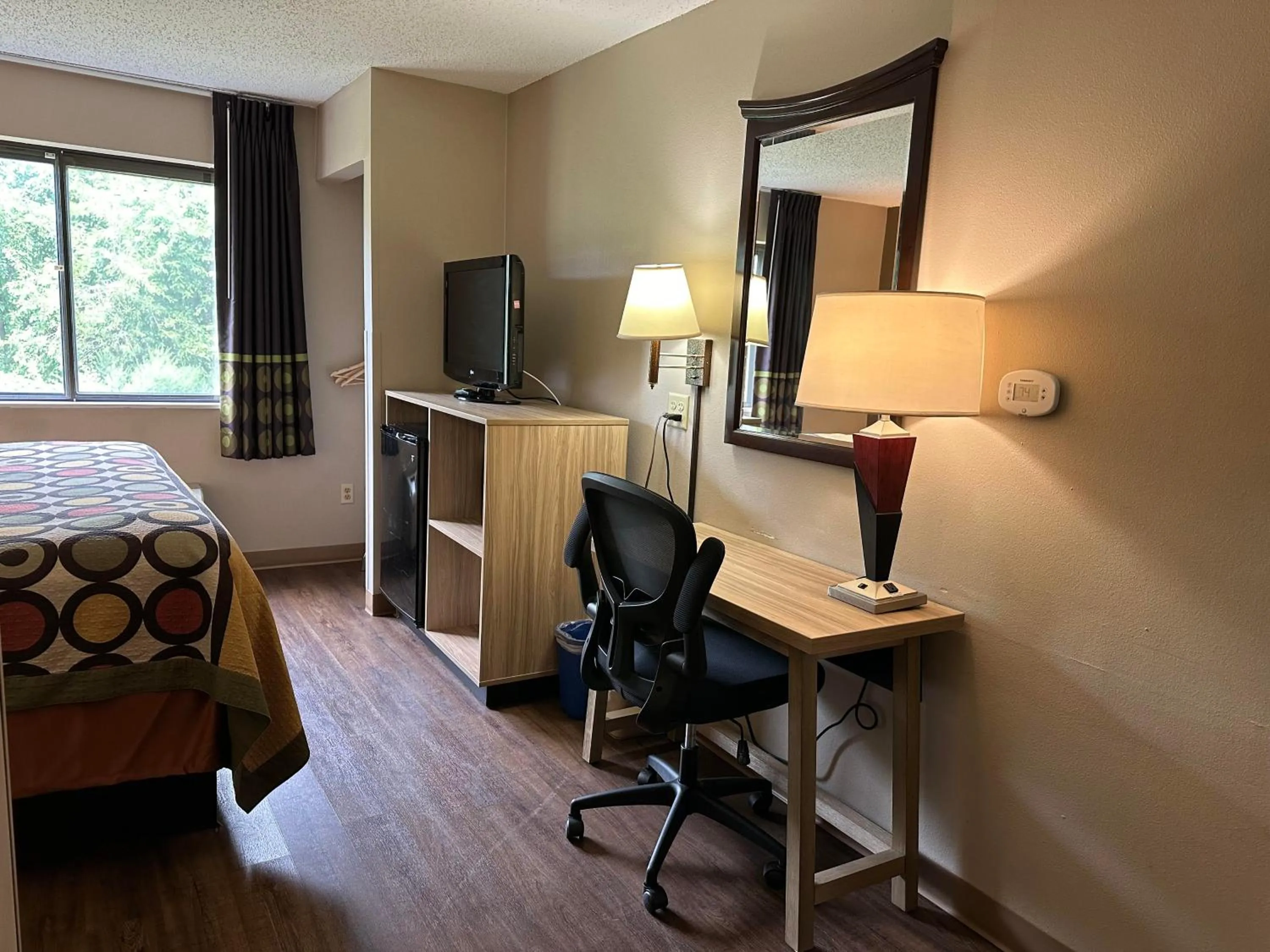 TV and multimedia, Bed in Super 8 by Wyndham Allentown Kutztown Area