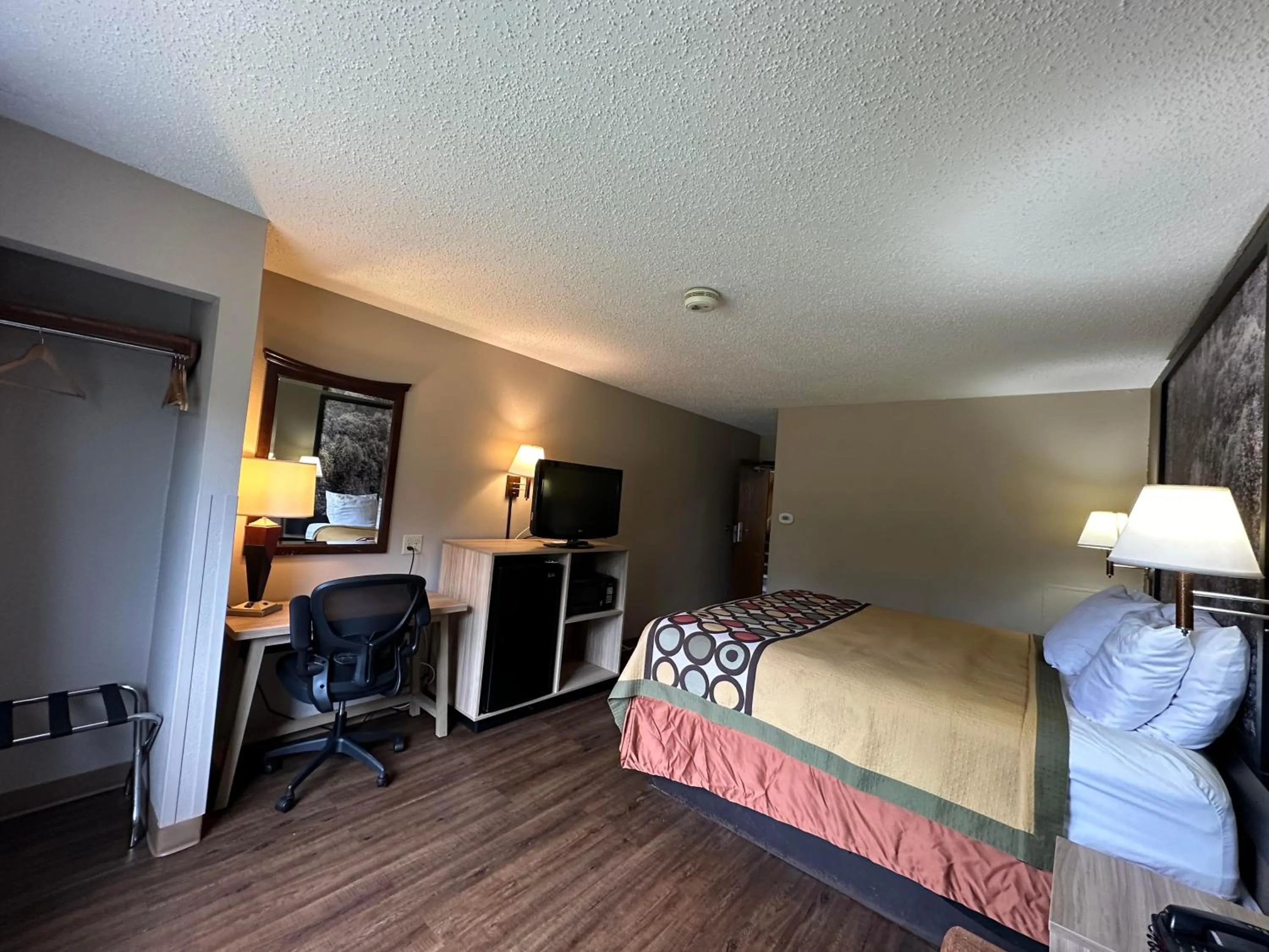 Photo of the whole room, Bed in Super 8 by Wyndham Allentown Kutztown Area