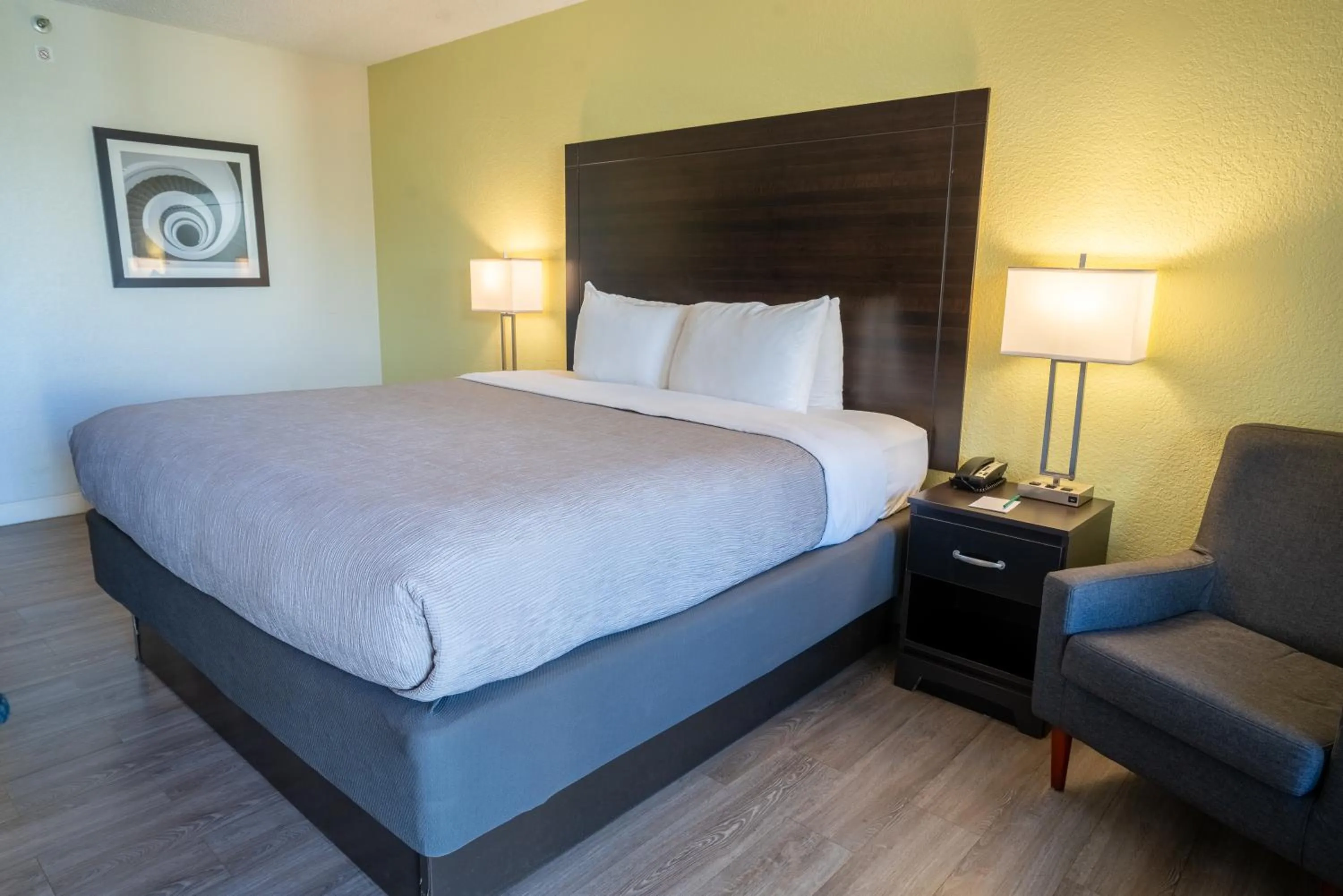 Bed in Quality Inn Palm Beach International Airport