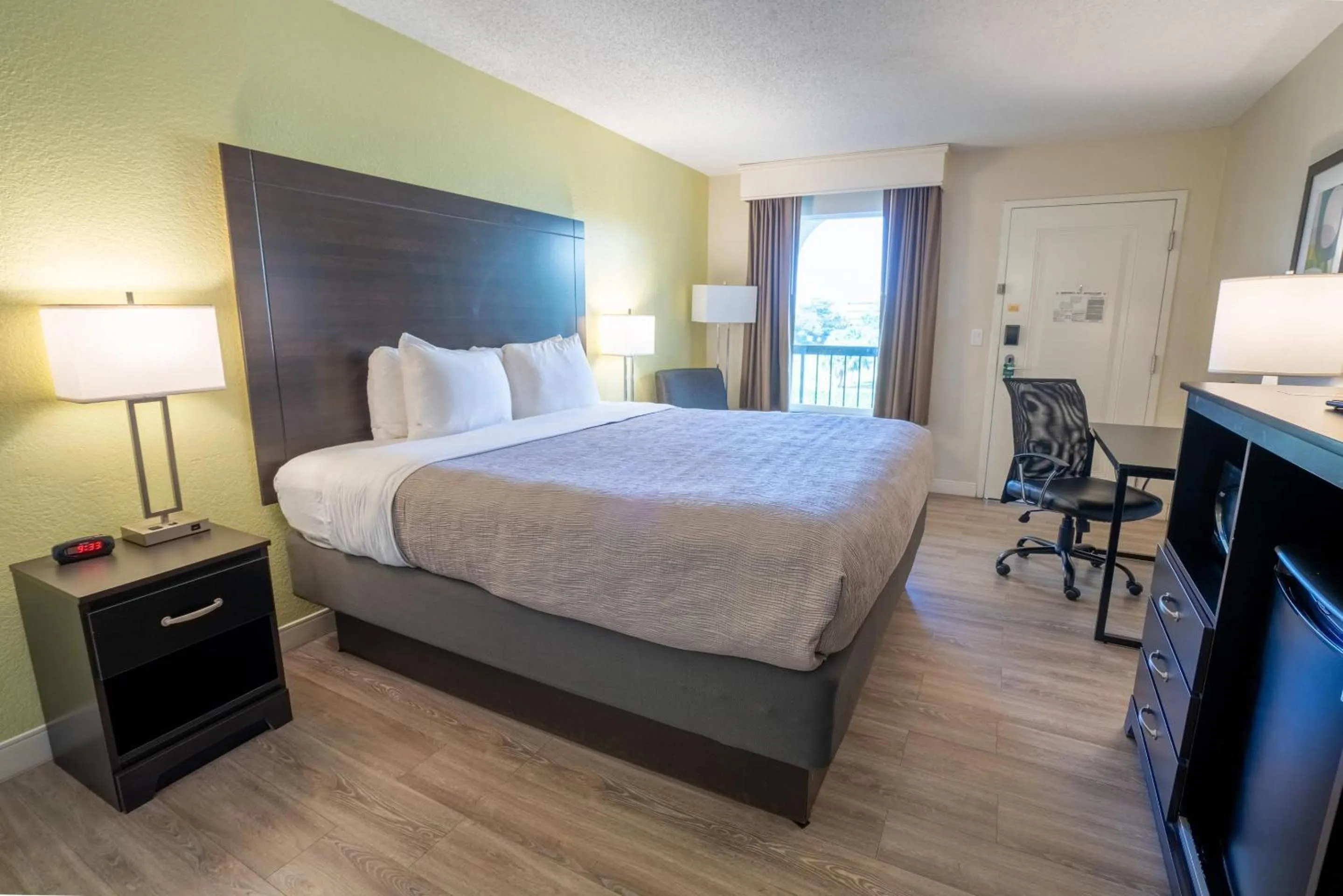 Bedroom, Bed in Quality Inn Palm Beach International Airport