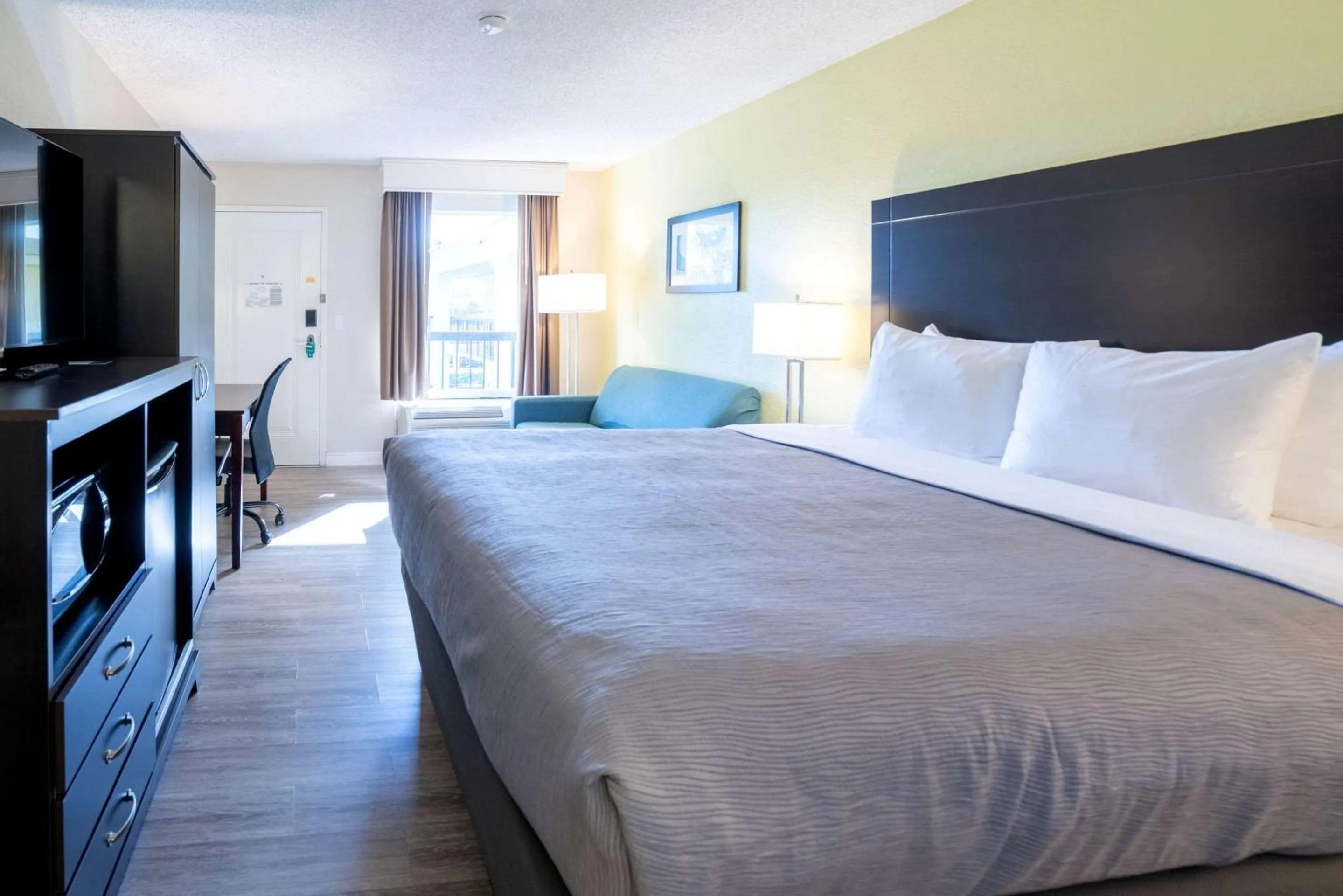 Bedroom, Bed in Quality Inn Palm Beach International Airport