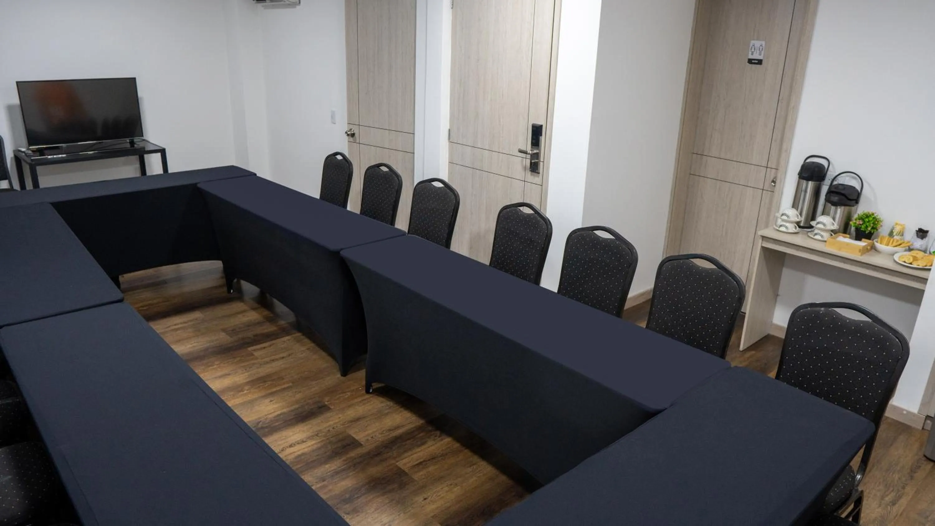 Meeting/conference room in Basic Hotel Chipichape by Hoteles MS