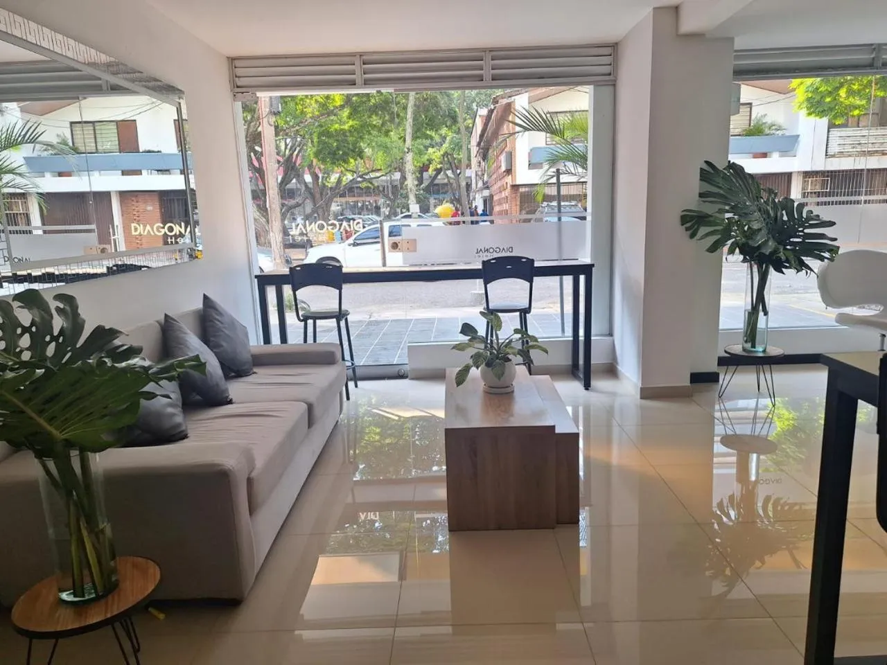 Living room in Basic Hotel Chipichape by Hoteles MS