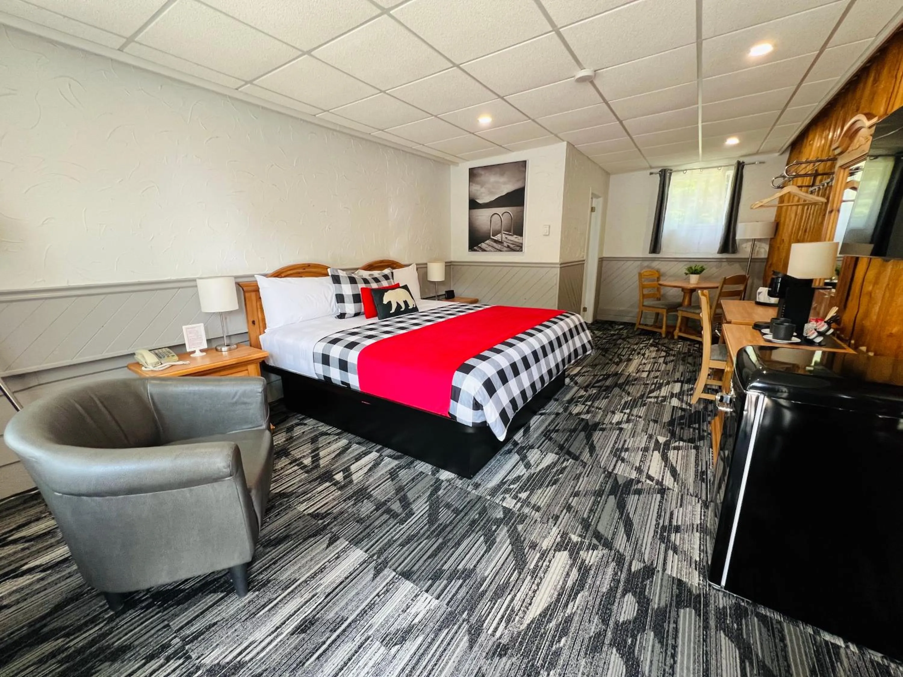 Bed in Mystic Isle Motel