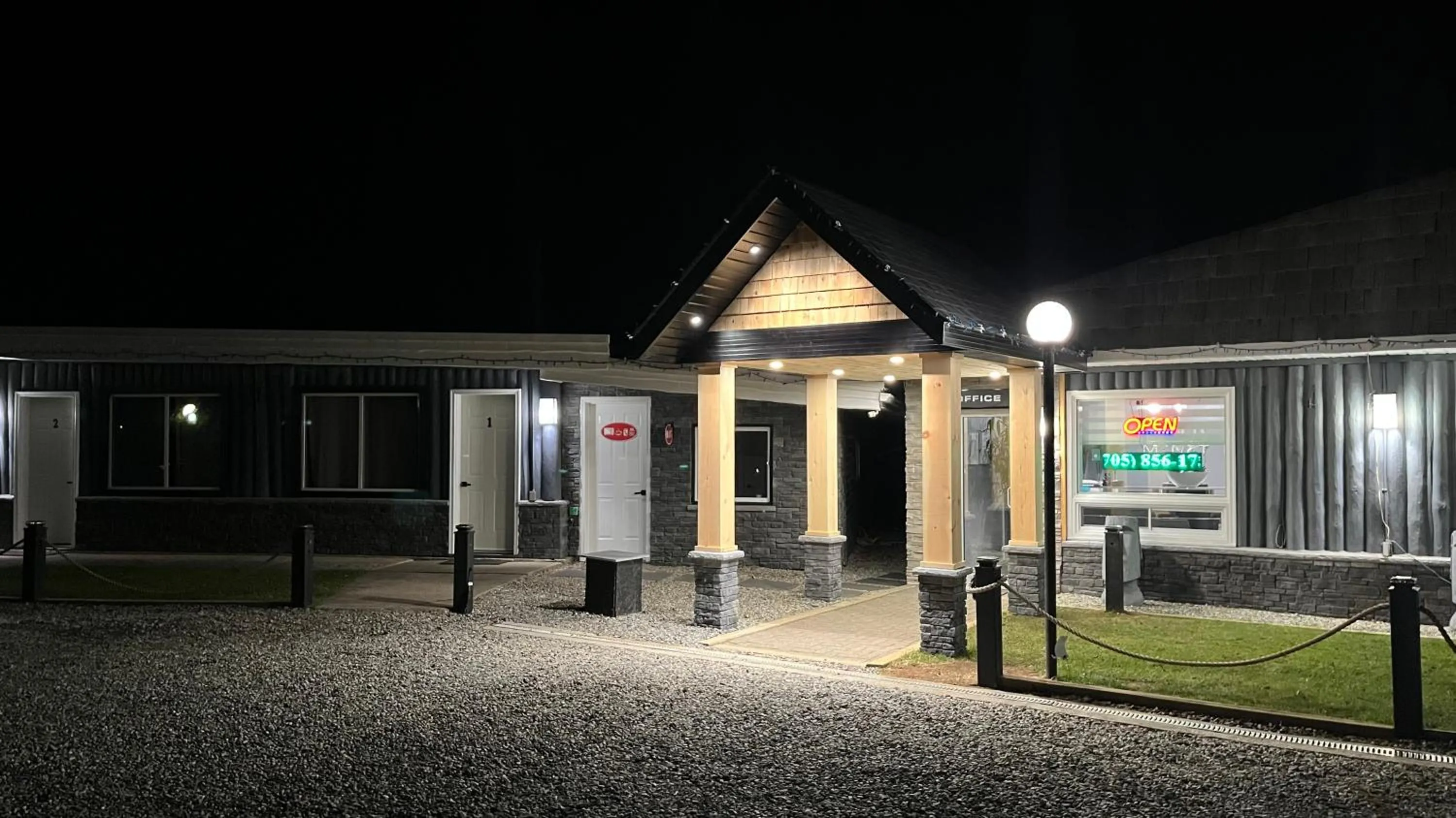 Property building in Mystic Isle Motel