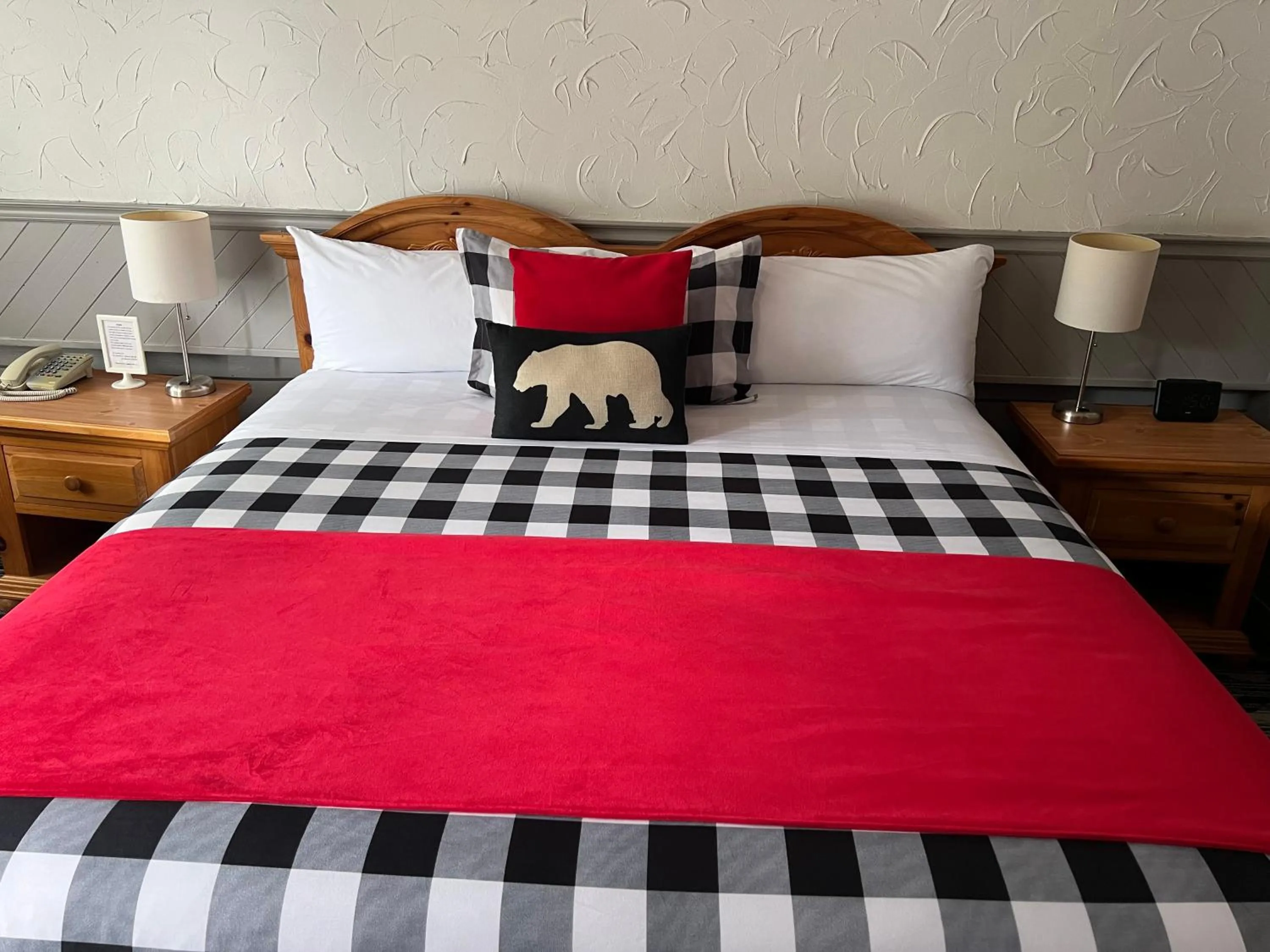 Bed in Mystic Isle Motel