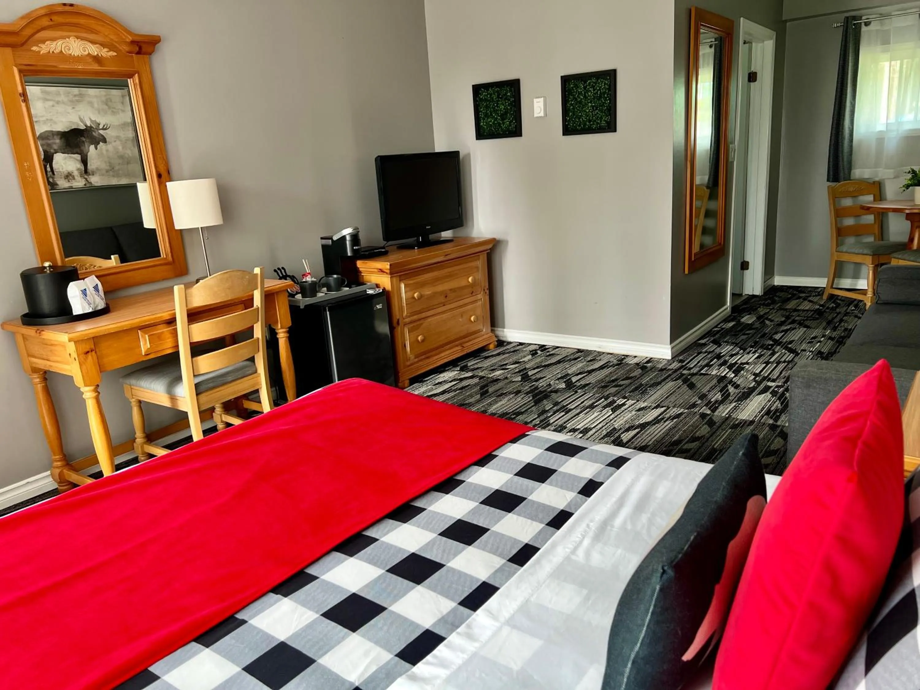 Bed in Mystic Isle Motel