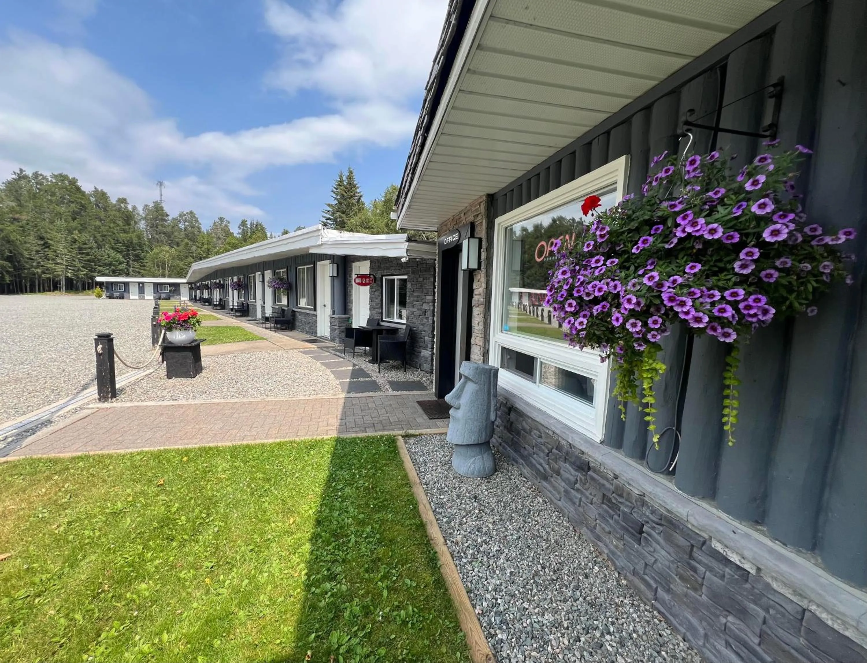 Property building in Mystic Isle Motel