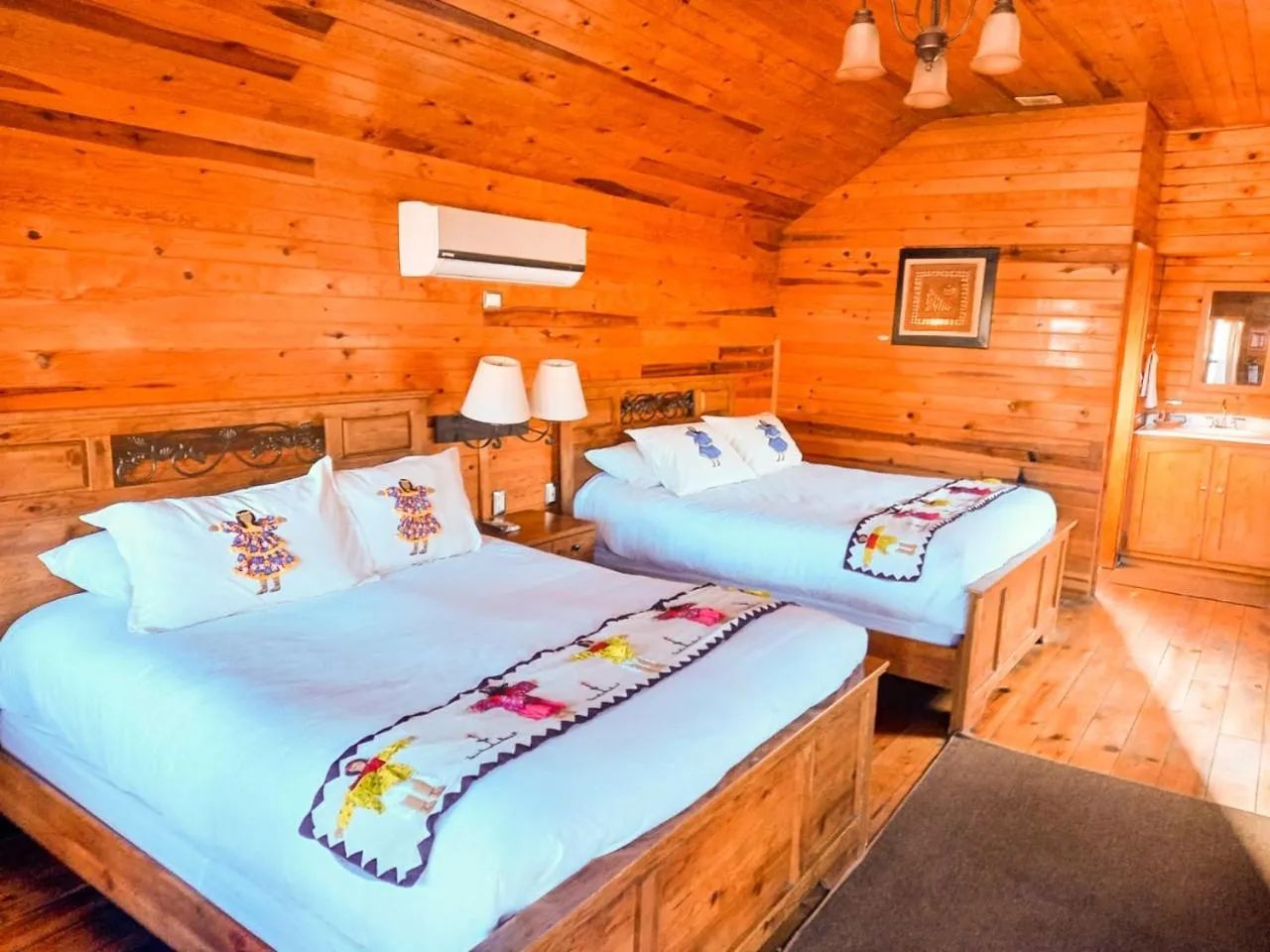 Bed in Villa Mexicana Creel Mountain Lodge