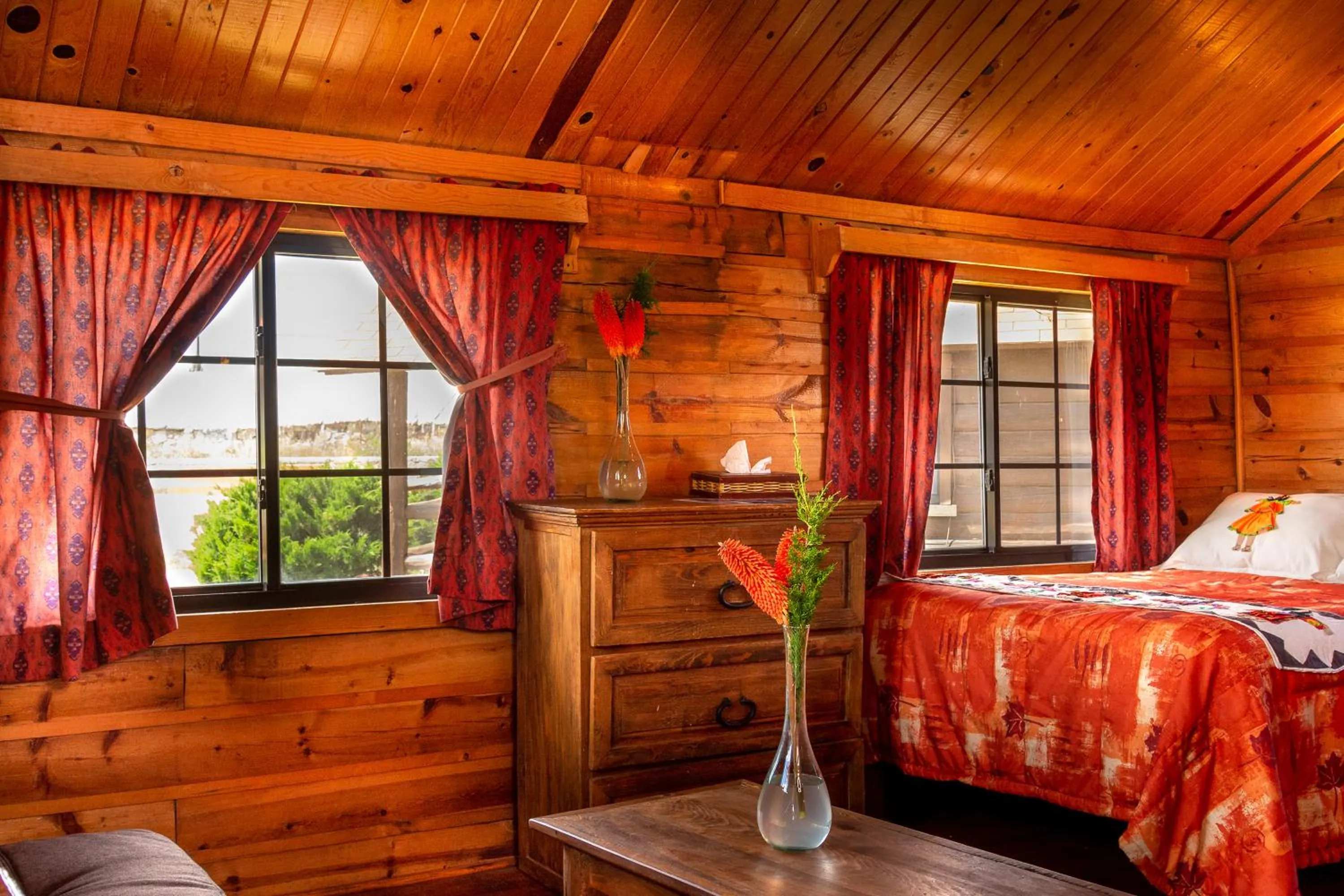 Bed in Villa Mexicana Creel Mountain Lodge