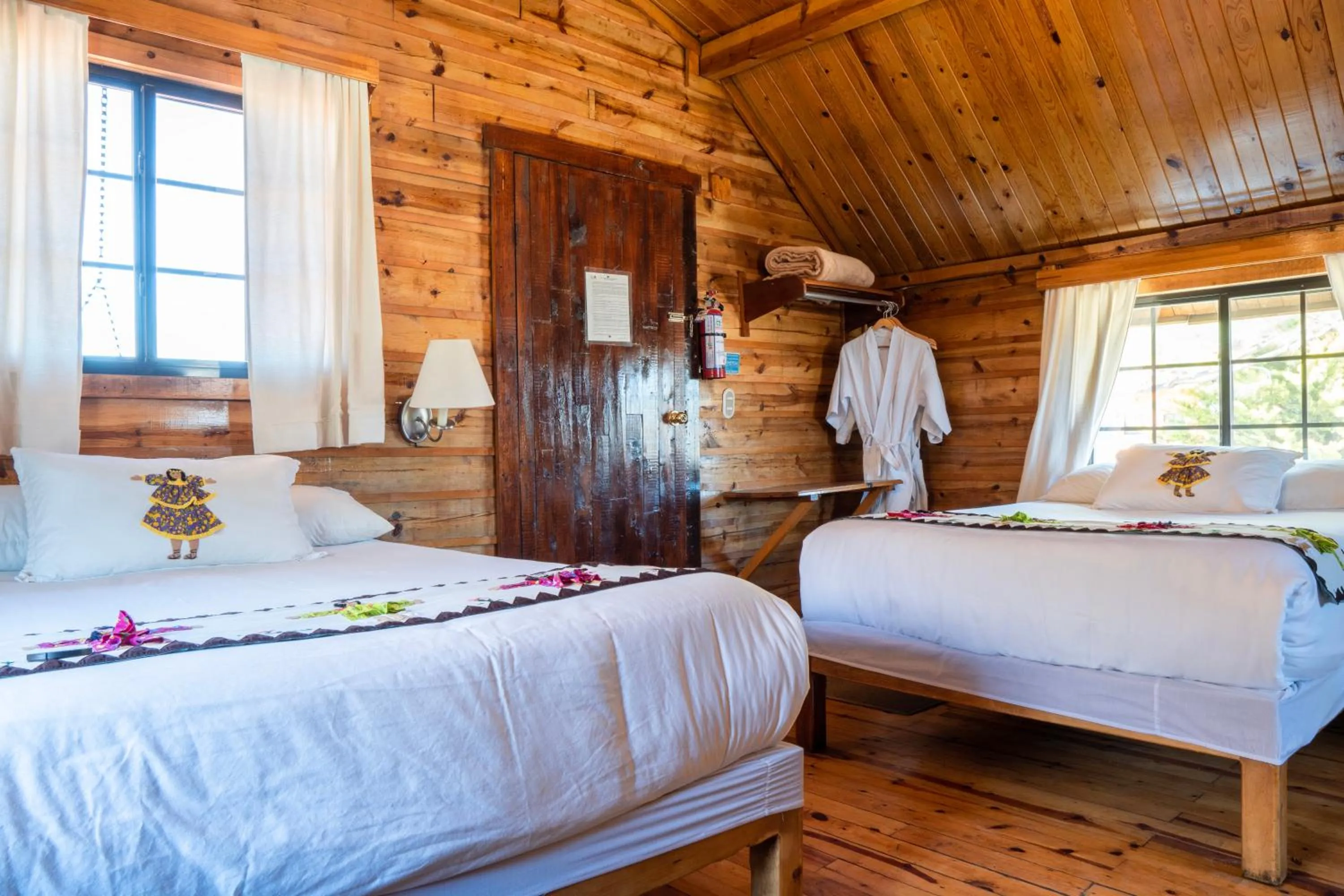 Bed in Villa Mexicana Creel Mountain Lodge