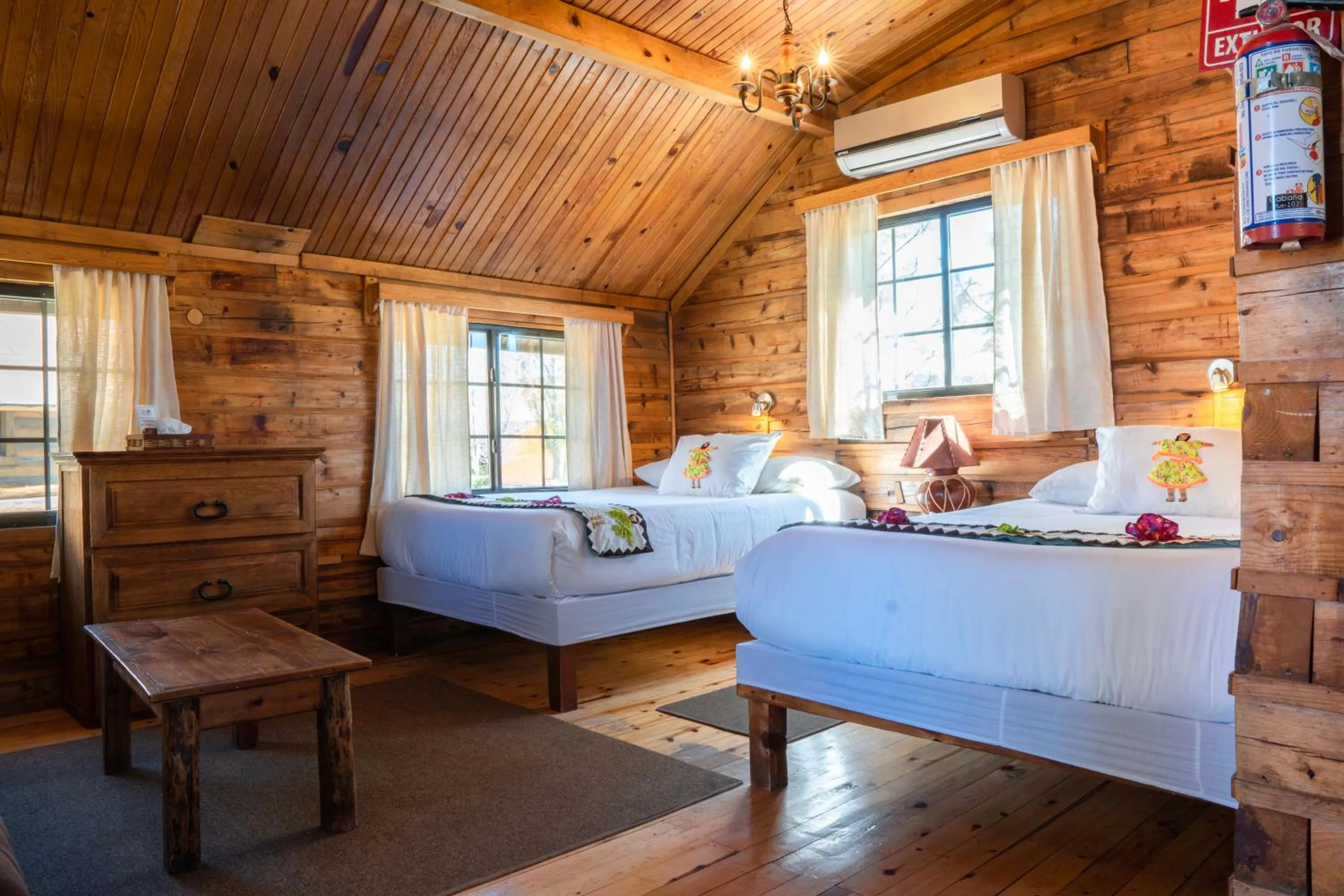 Bed in Villa Mexicana Creel Mountain Lodge