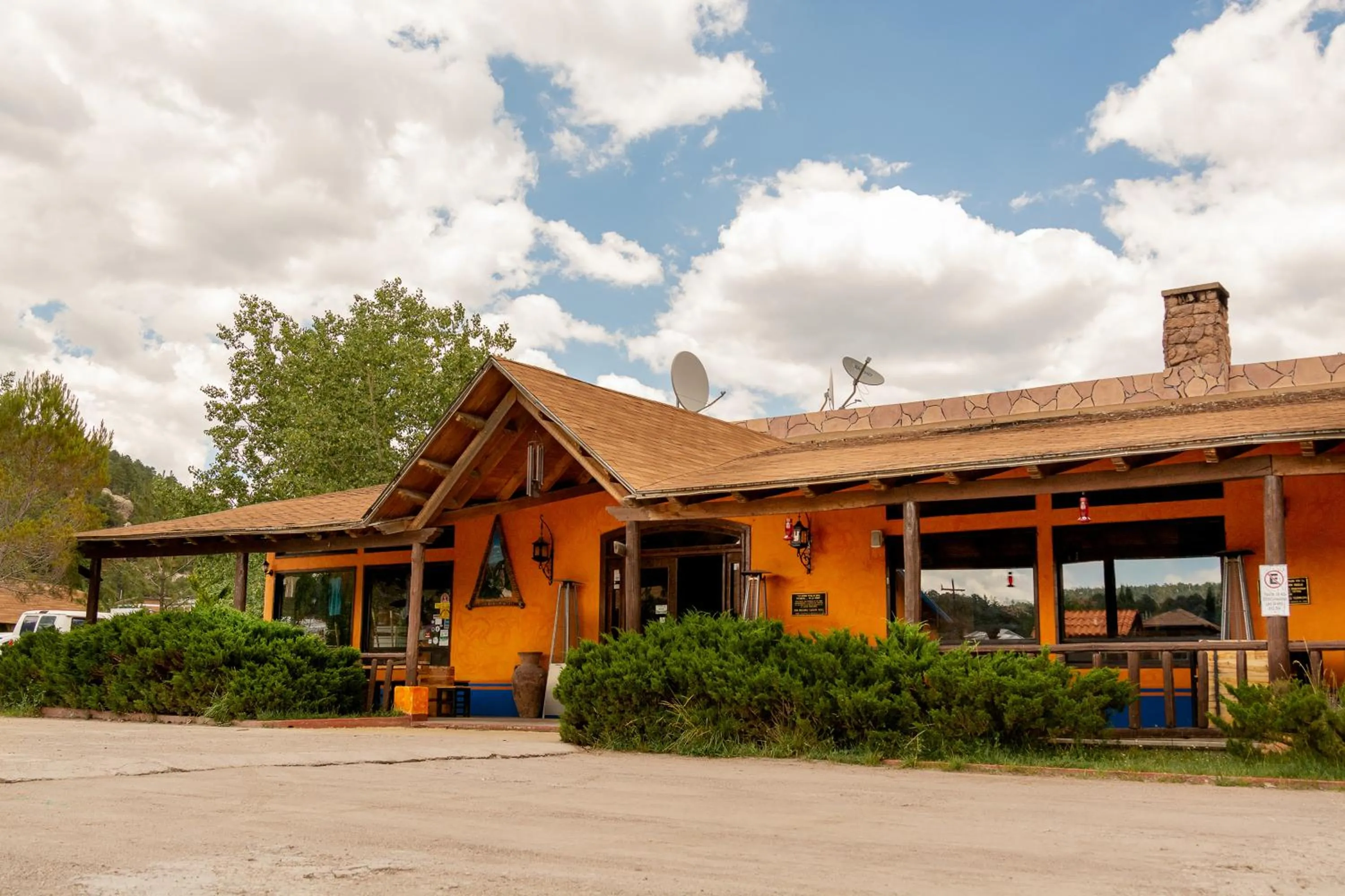 Facade/entrance in Villa Mexicana Creel Mountain Lodge