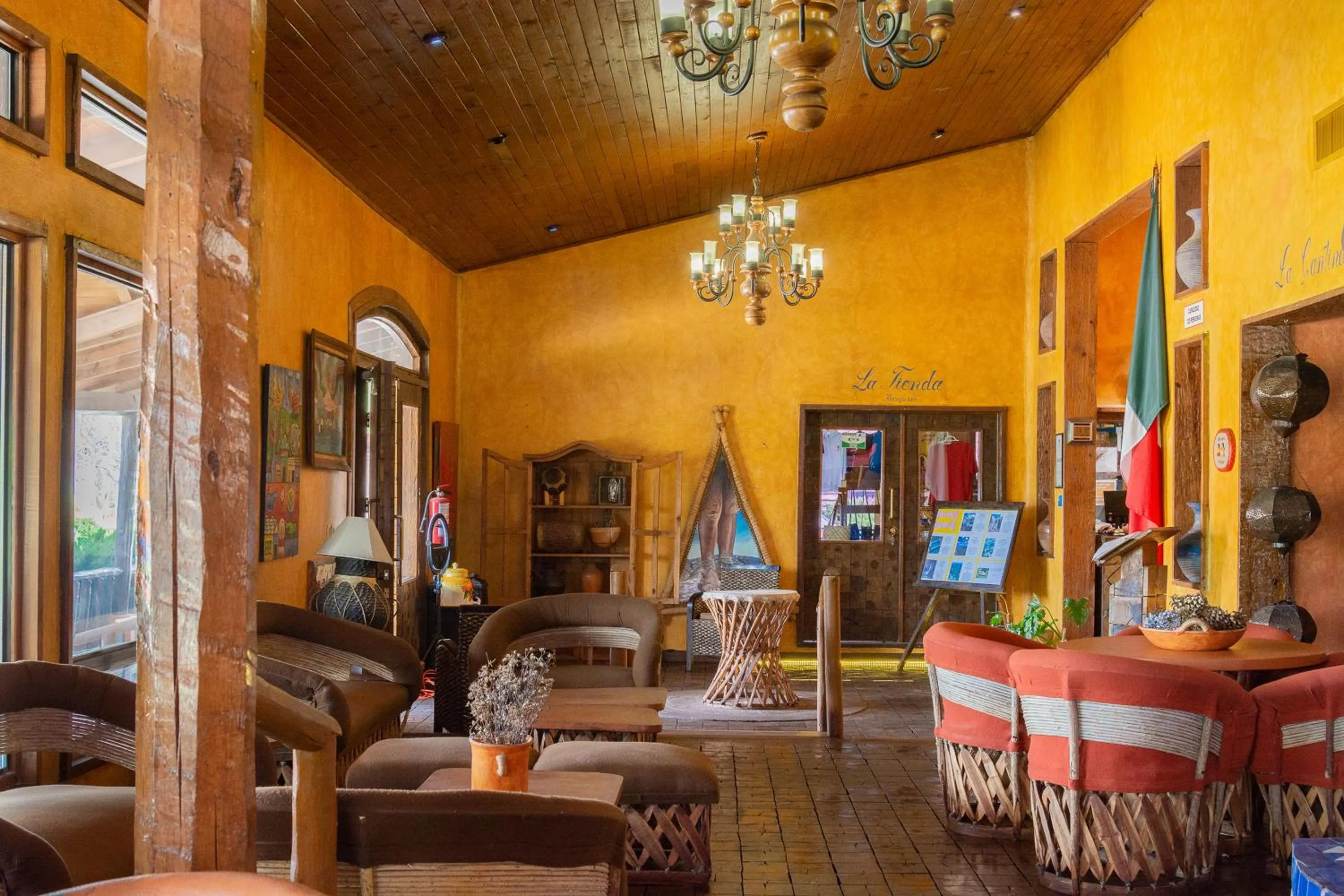 Lounge or bar in Villa Mexicana Creel Mountain Lodge