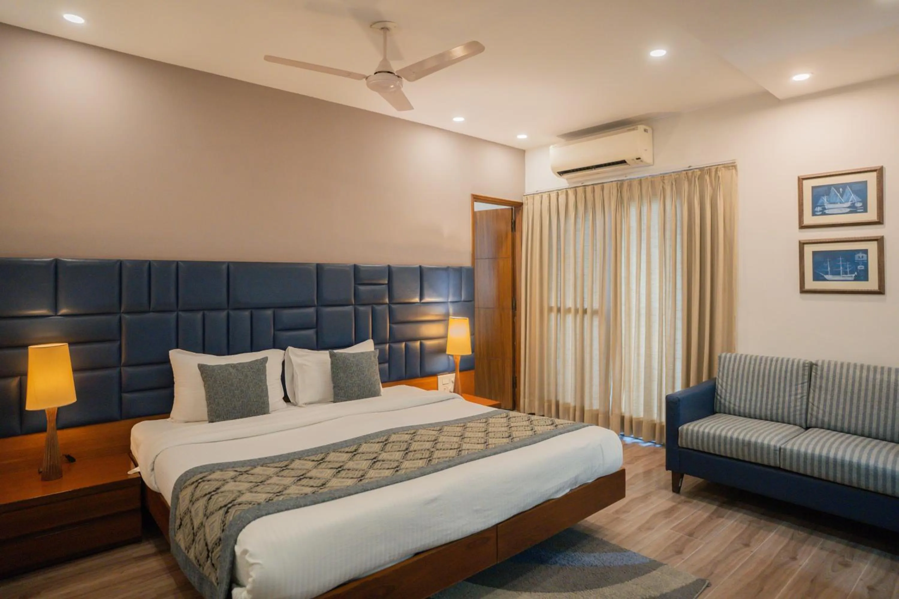 Bed in Ahuja Residency DLF Phase 2