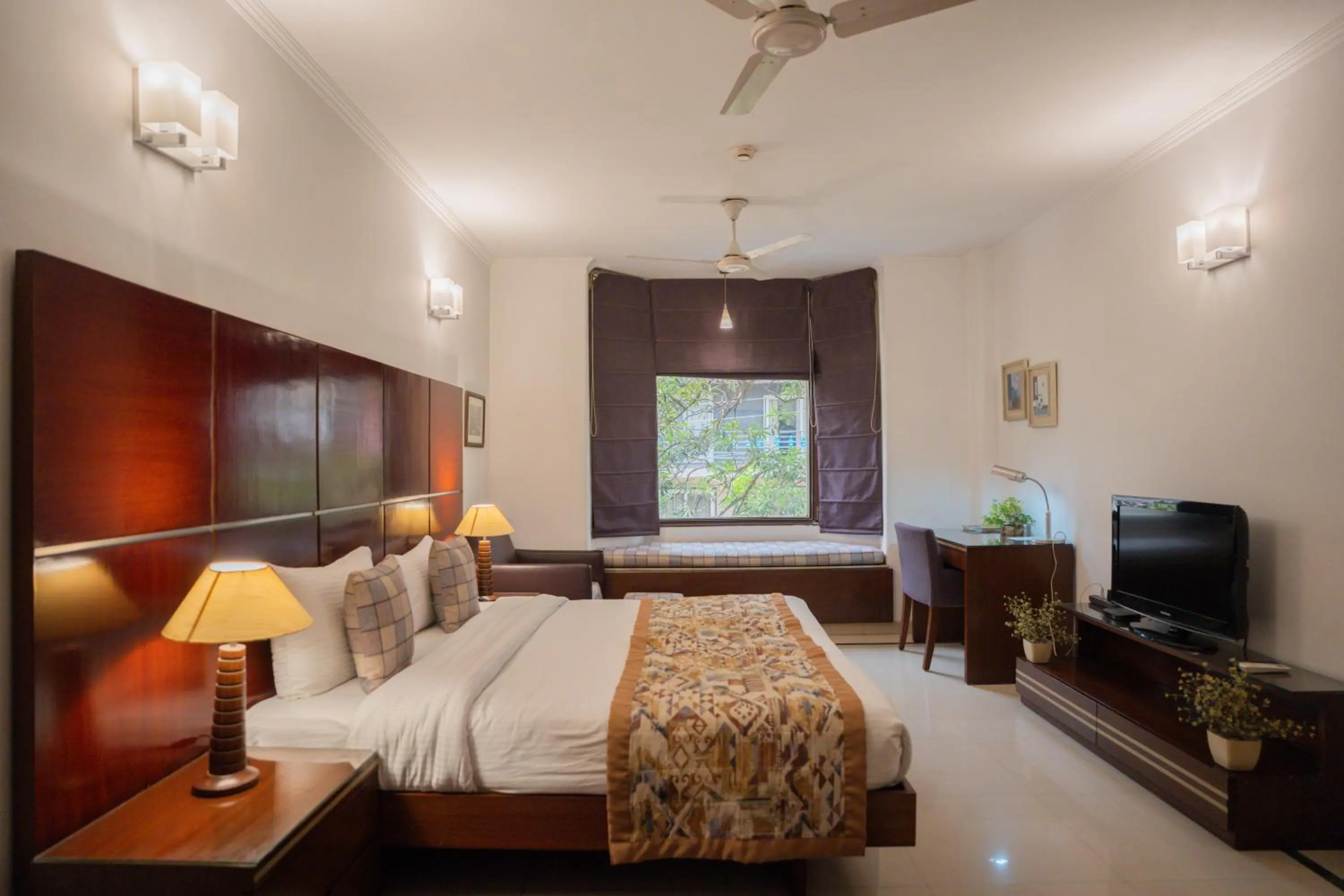 Bed in Ahuja Residency DLF Phase 2