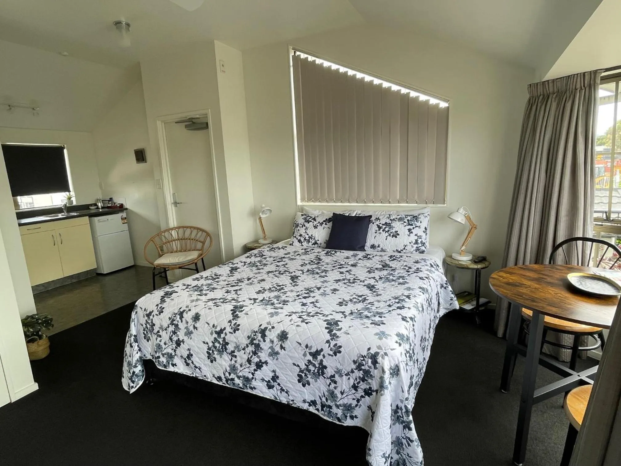 Photo of the whole room, Bed in Colonial Motel