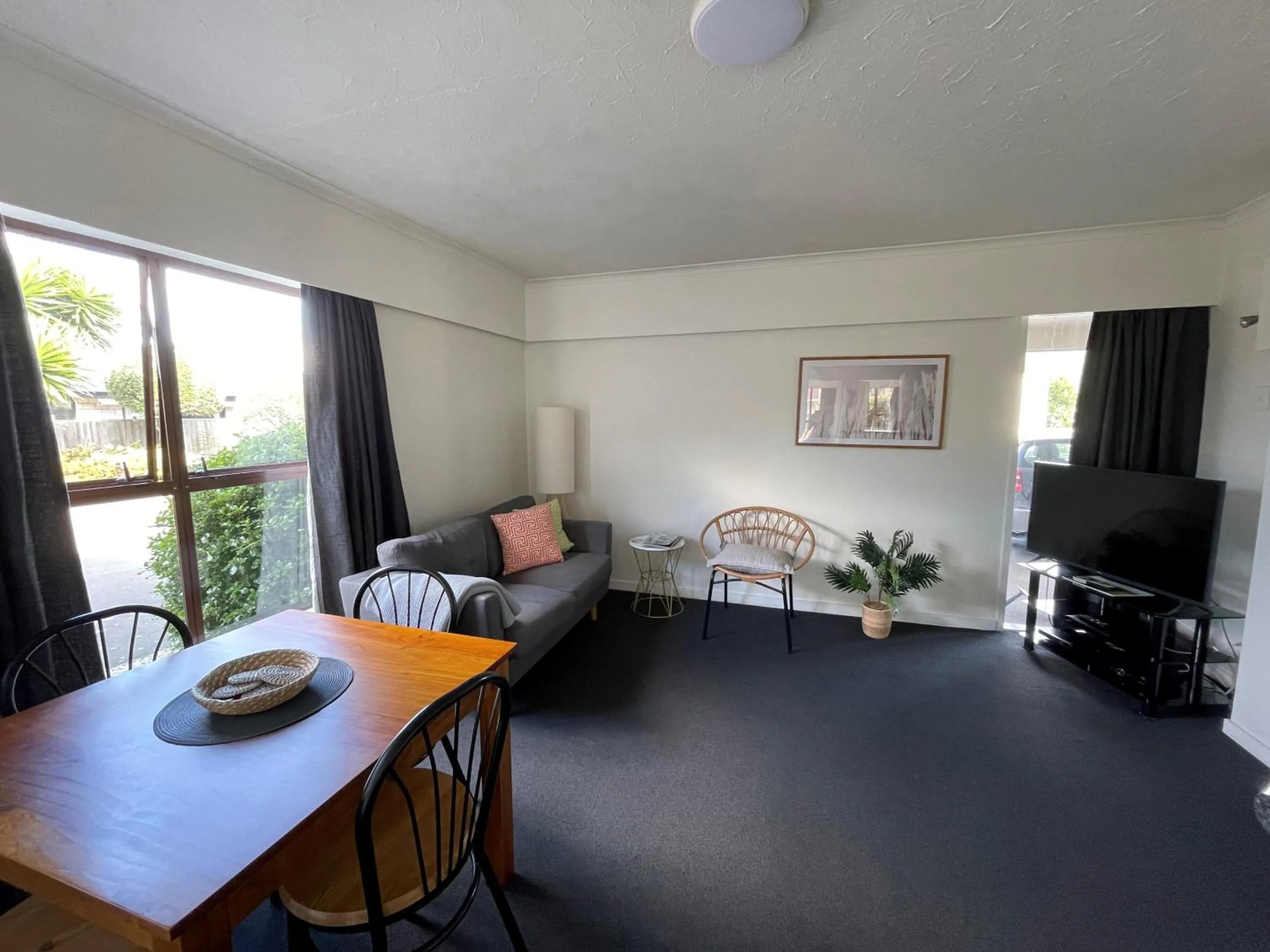 Living room in Colonial Motel