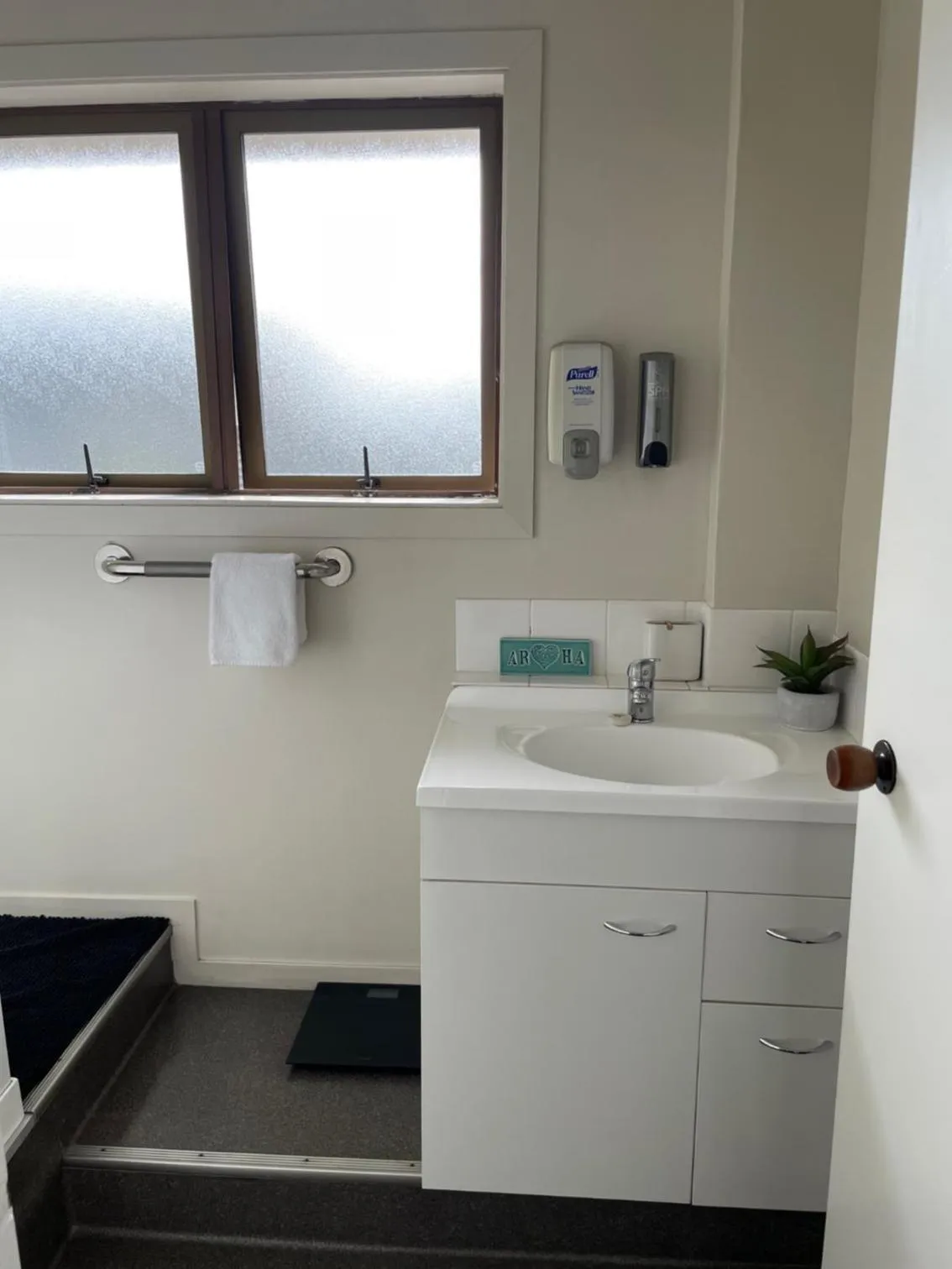 Bathroom in Colonial Motel