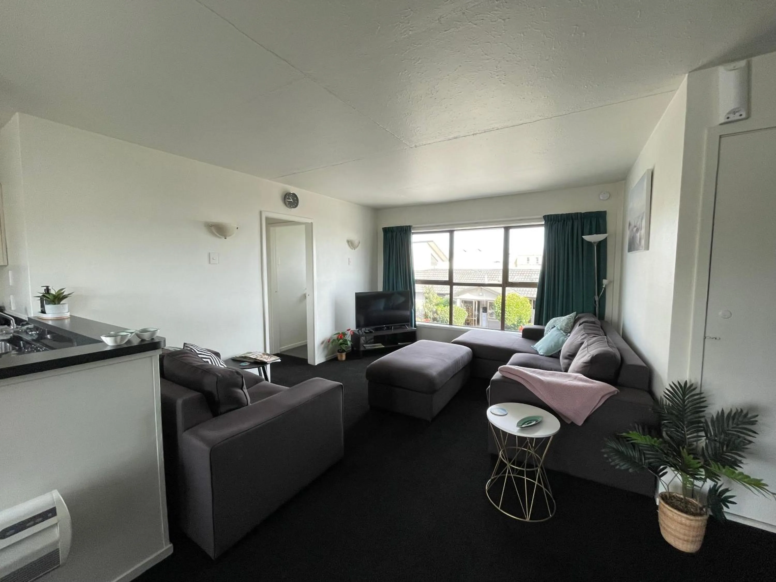 Living room in Colonial Motel