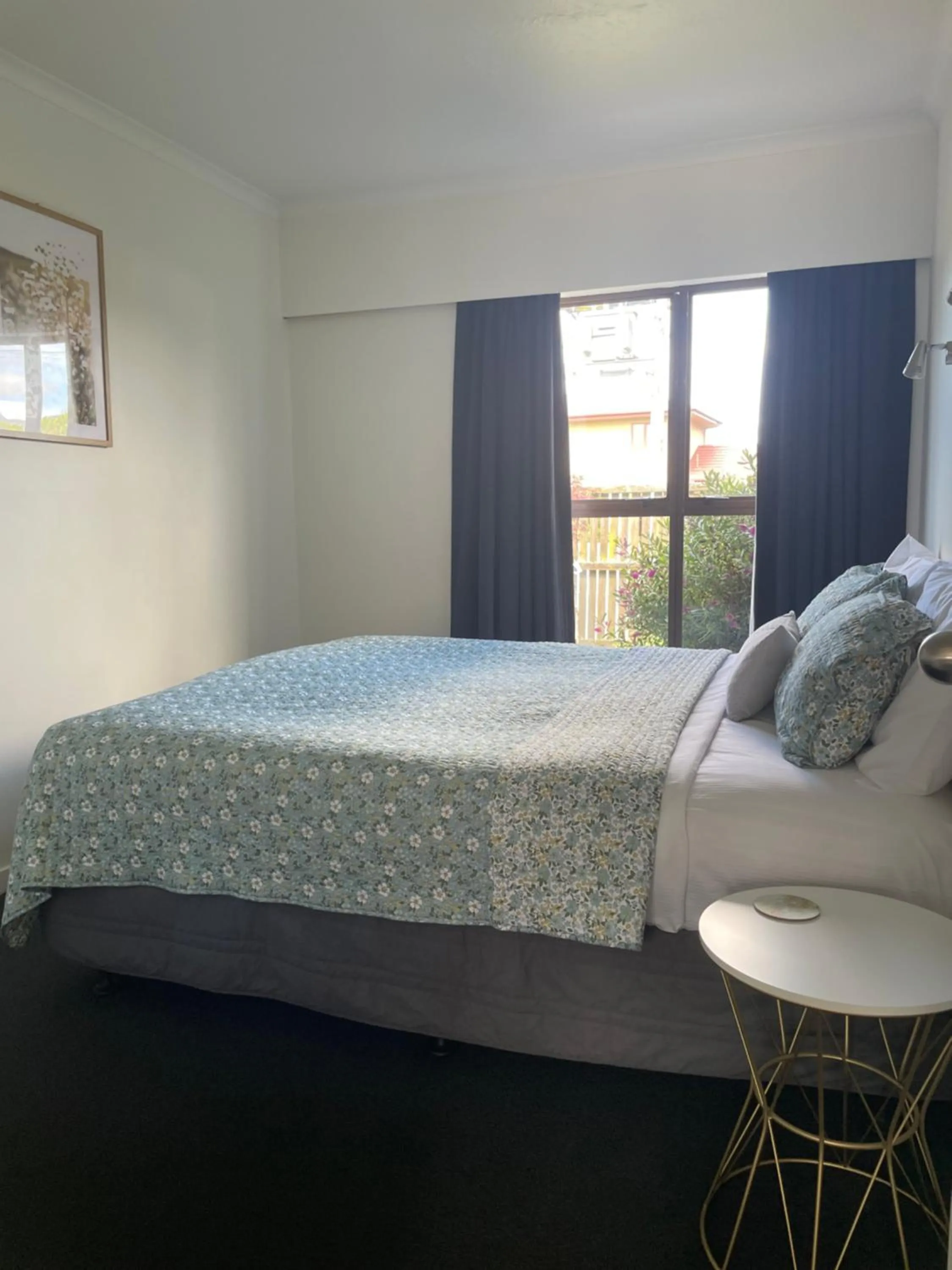 Bedroom, Bed in Colonial Motel