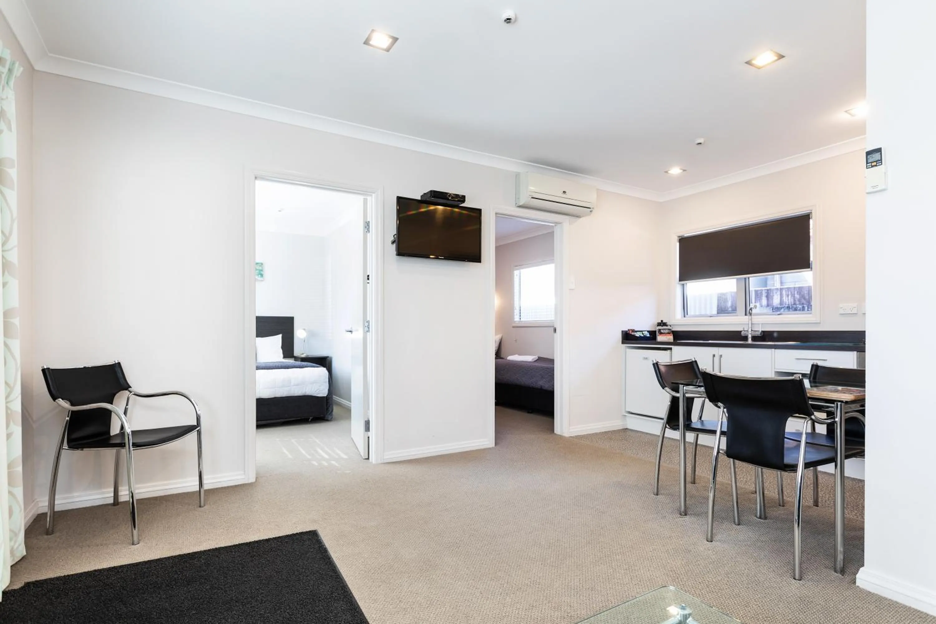 TV and multimedia in Beach Street Motel Apartments