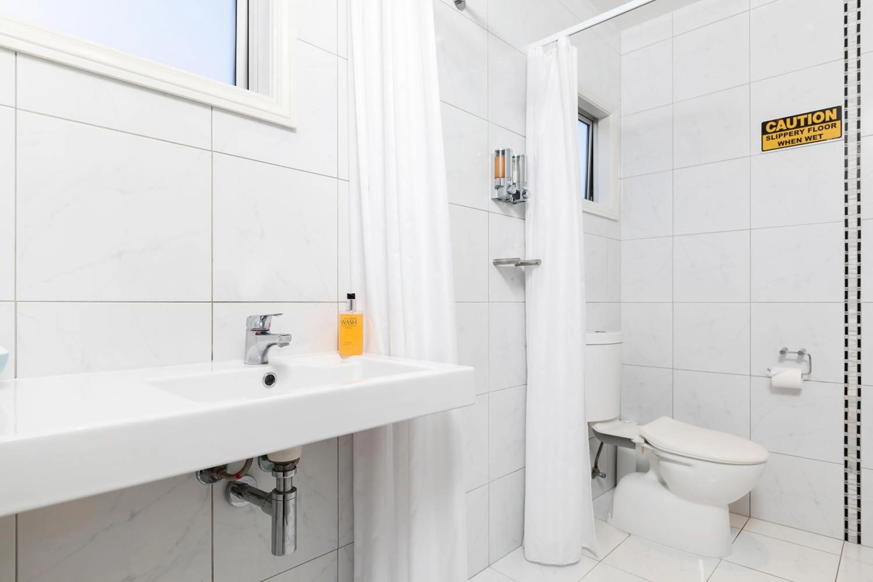 Shower in Beach Street Motel Apartments