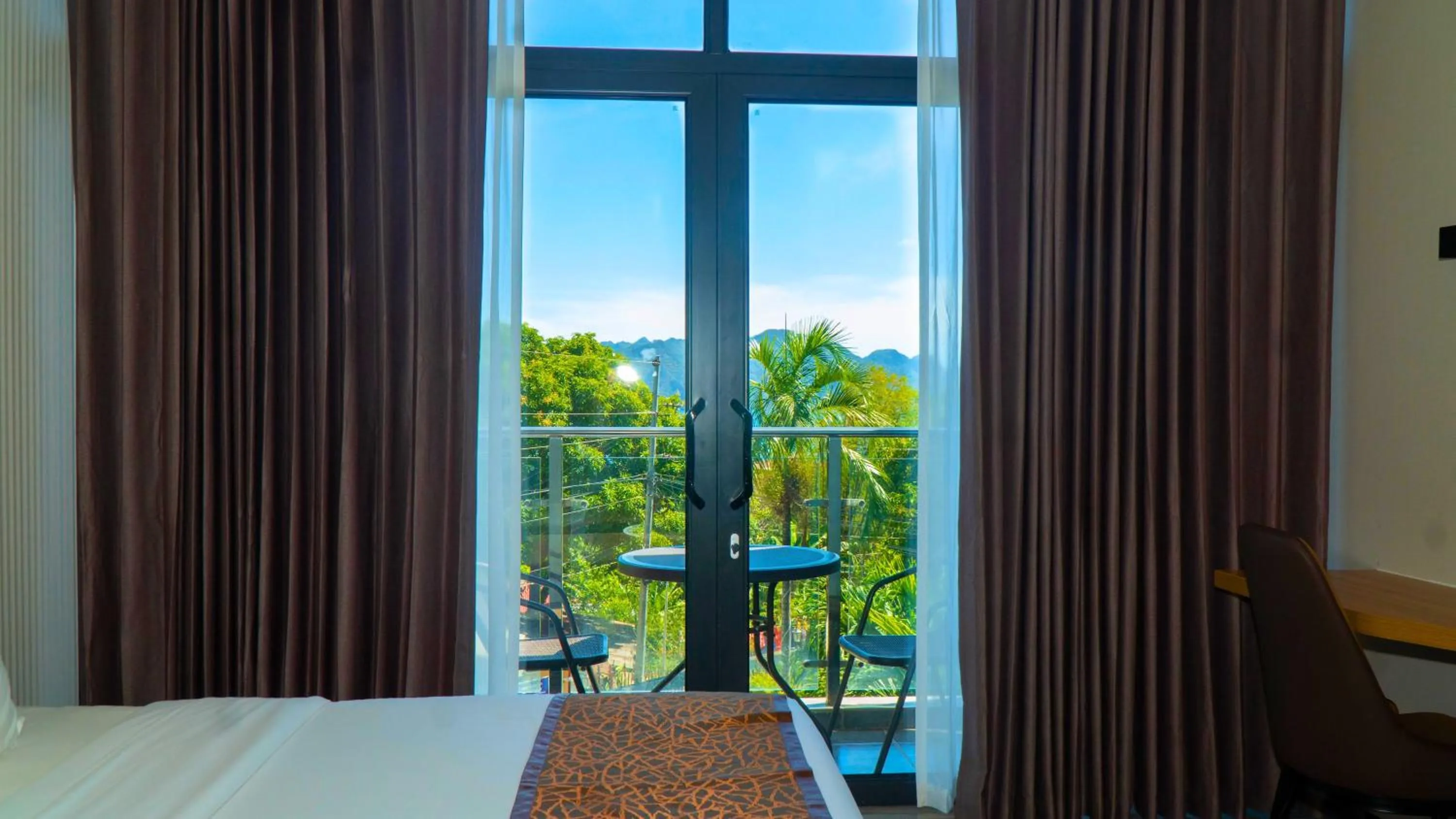 View (from property/room), Bed in Vienna Hotel