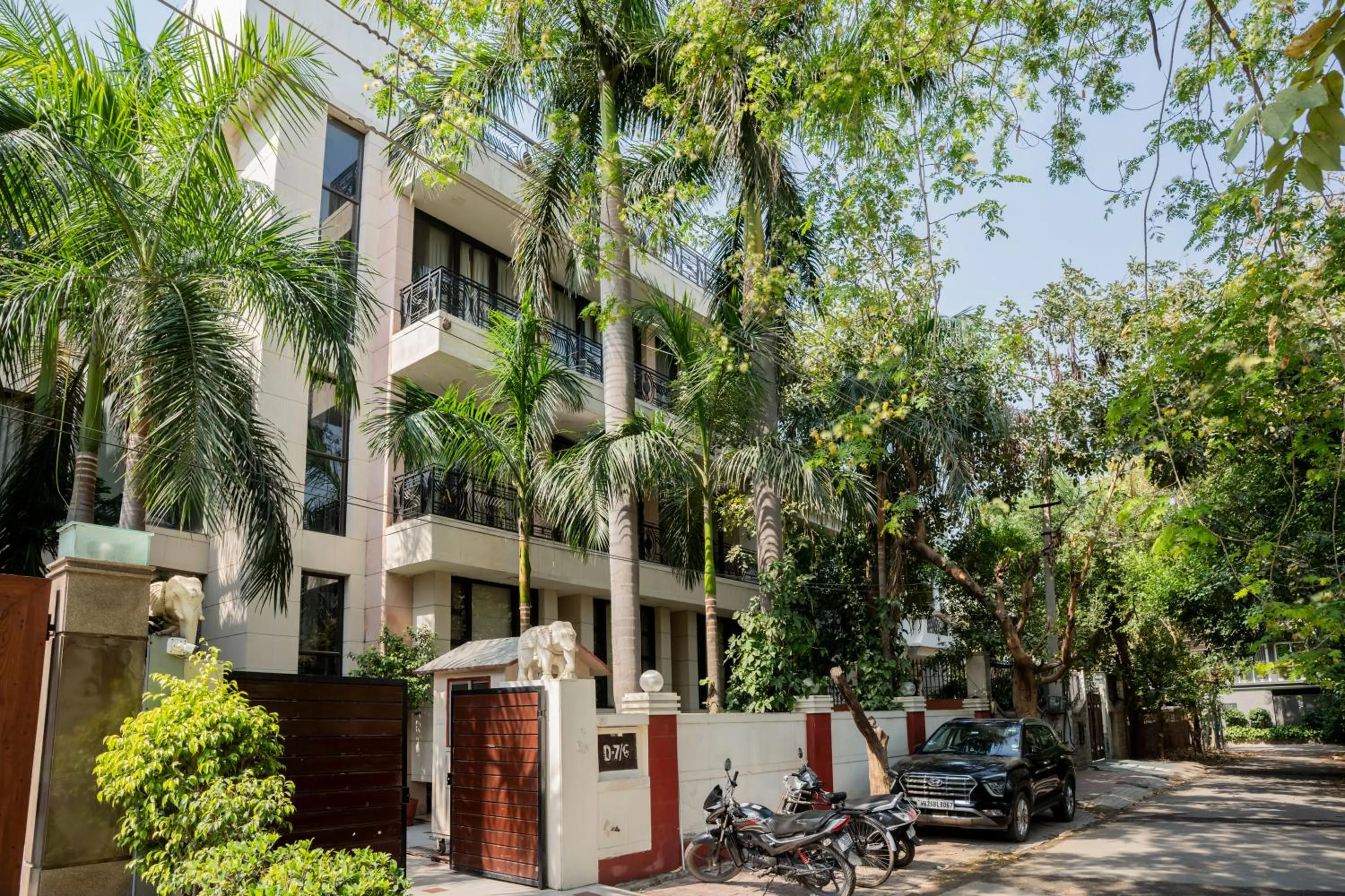 Facade/entrance in Ahuja Residency Parklane