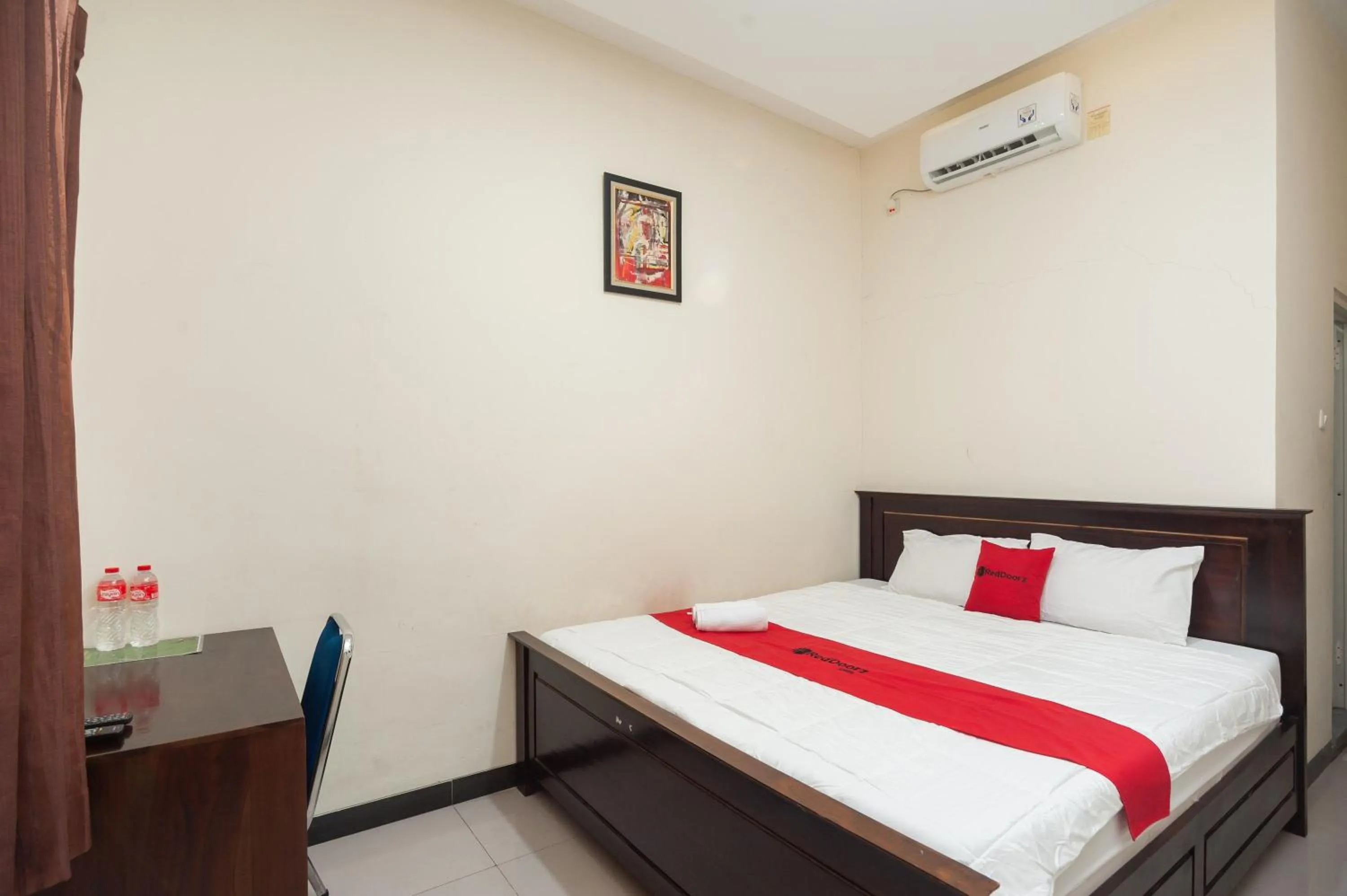 Bedroom, Bed in RedDoorz Plus near Universitas Indonesia