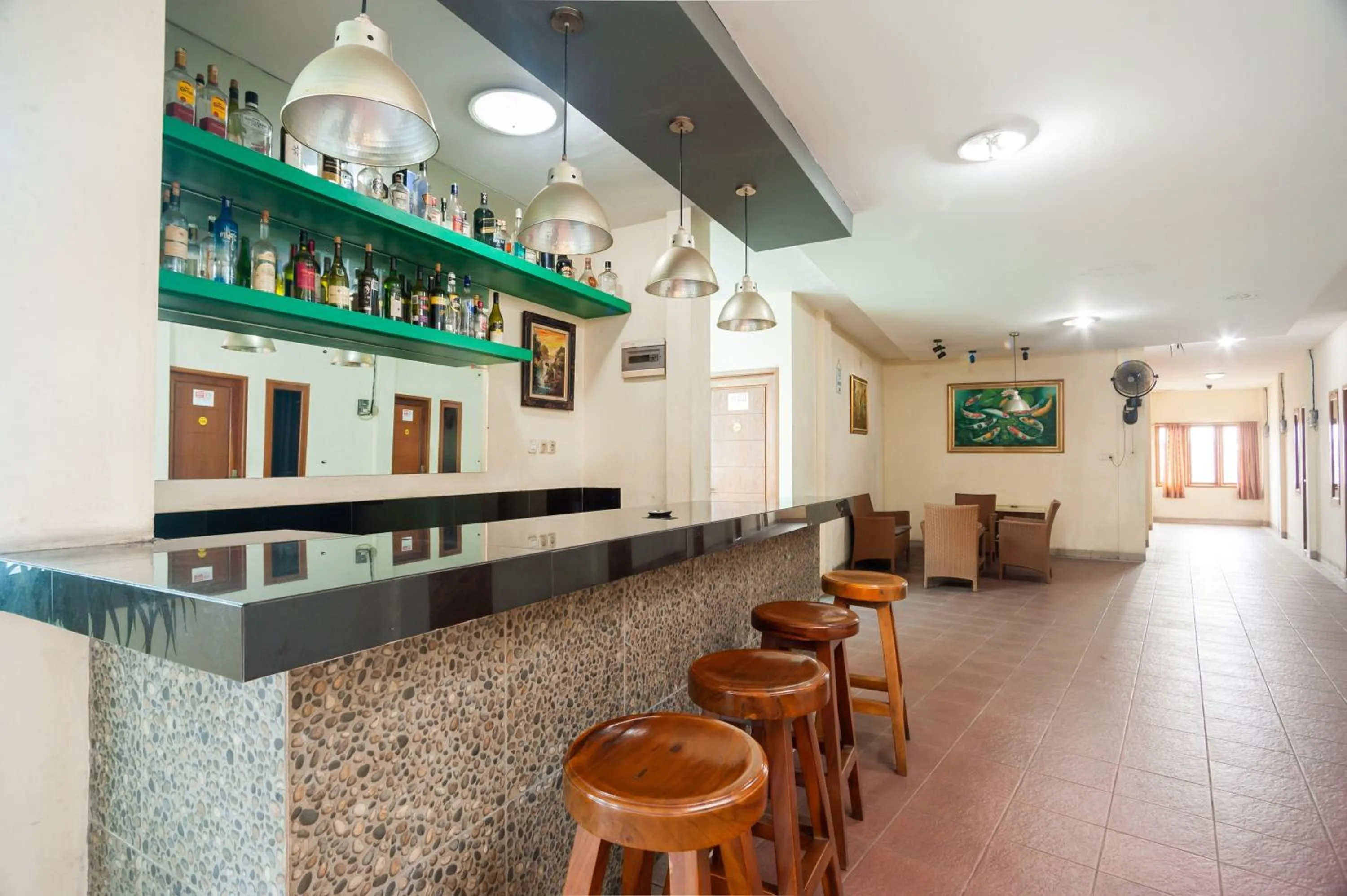 Lounge or bar in RedDoorz Plus near Universitas Indonesia